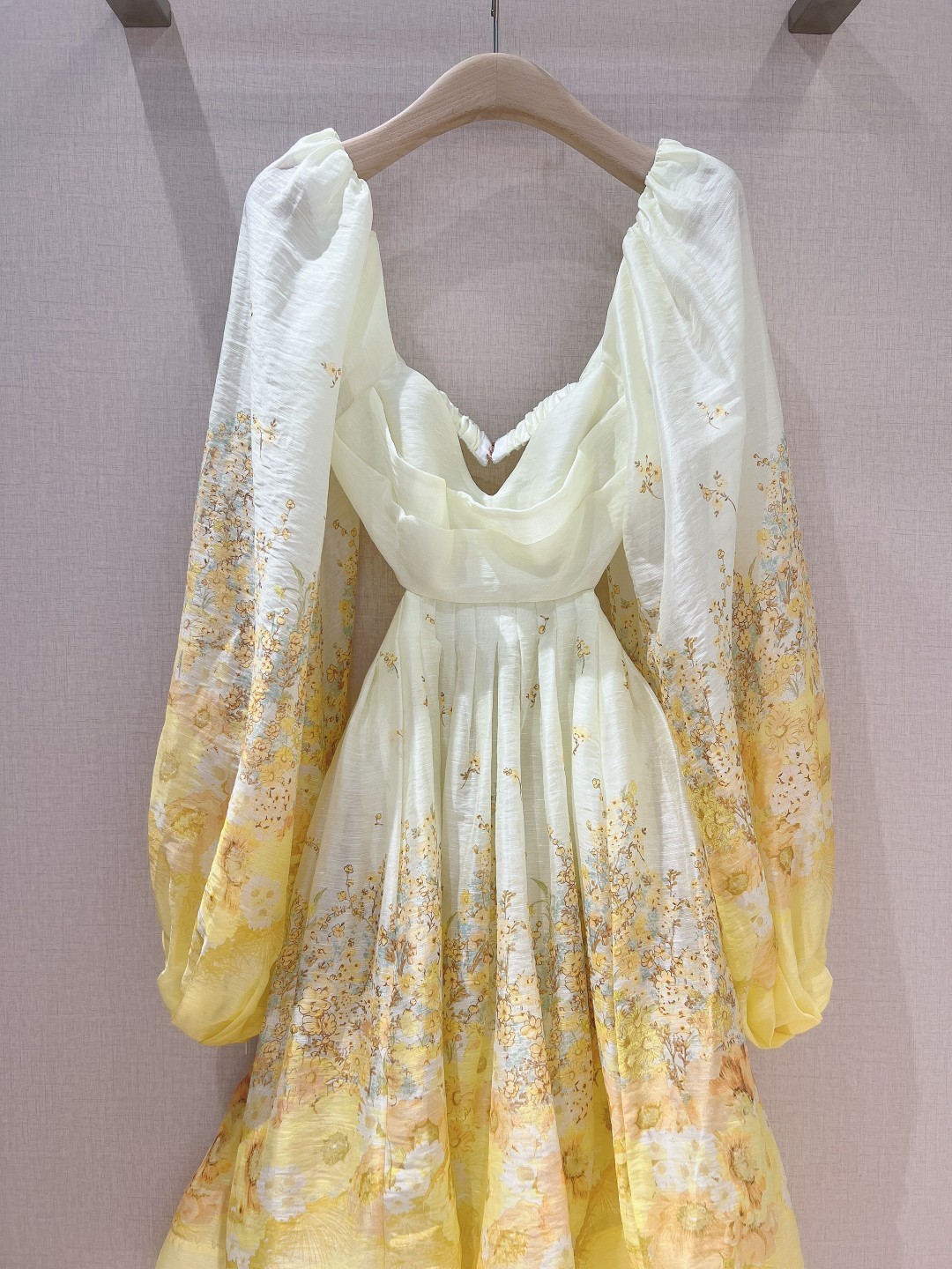 zimmerman*n春夏braletter花卉丝麻迷你裙采用浅色亚麻和丝绸混纺面料制成饰有生动的渐变花