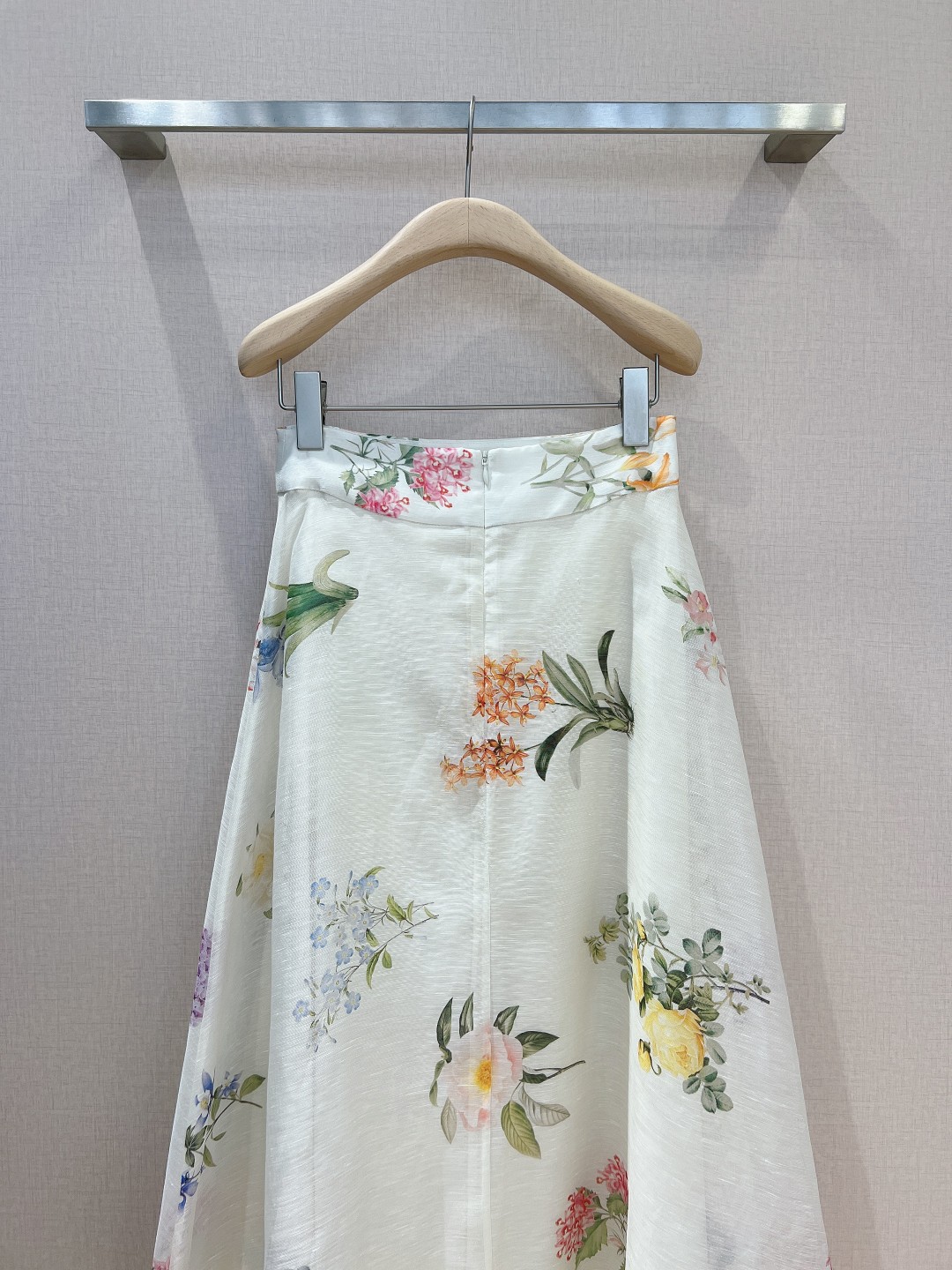 澳洲设计师品牌Zimmerman*n新品丝麻料质地材质真丝网纱半身裙裙身上饰有淡淡的高雅花卉印花棉布内里