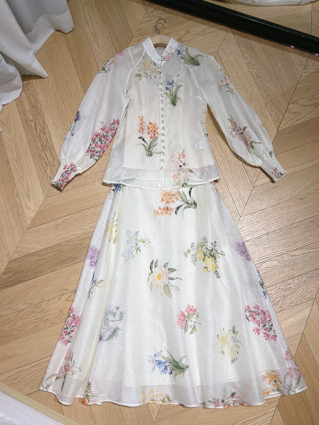 澳洲设计师品牌Zimmerman*n新品丝麻料质地材质真丝网纱半身裙裙身上饰有淡淡的高雅花卉印花棉布内里