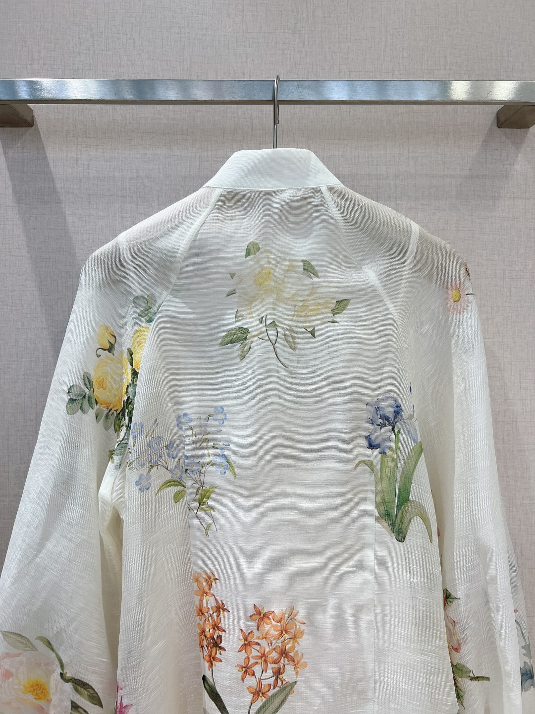 ZIMMERMAN*N小立领女士衬衫这款象牙白底色花卉图案的小立领女士衬衫选用丝麻欧根纱制成采用中式领和