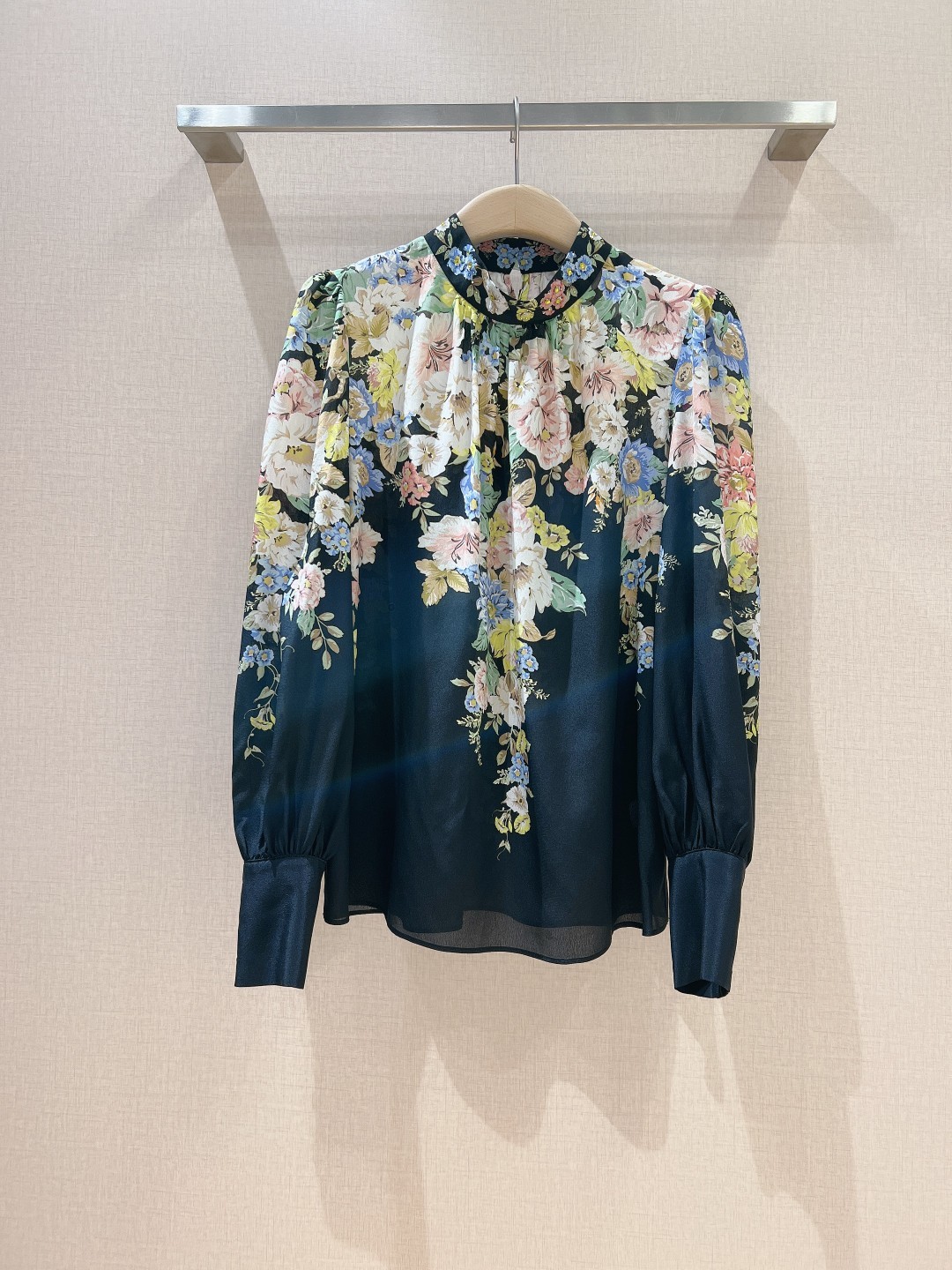 小众立领长袖新款衬衫珊瑚色花卉图案的立领长袖衬衫选用silk100%面料制成经典的衬衫廓形剪裁直袖设计+