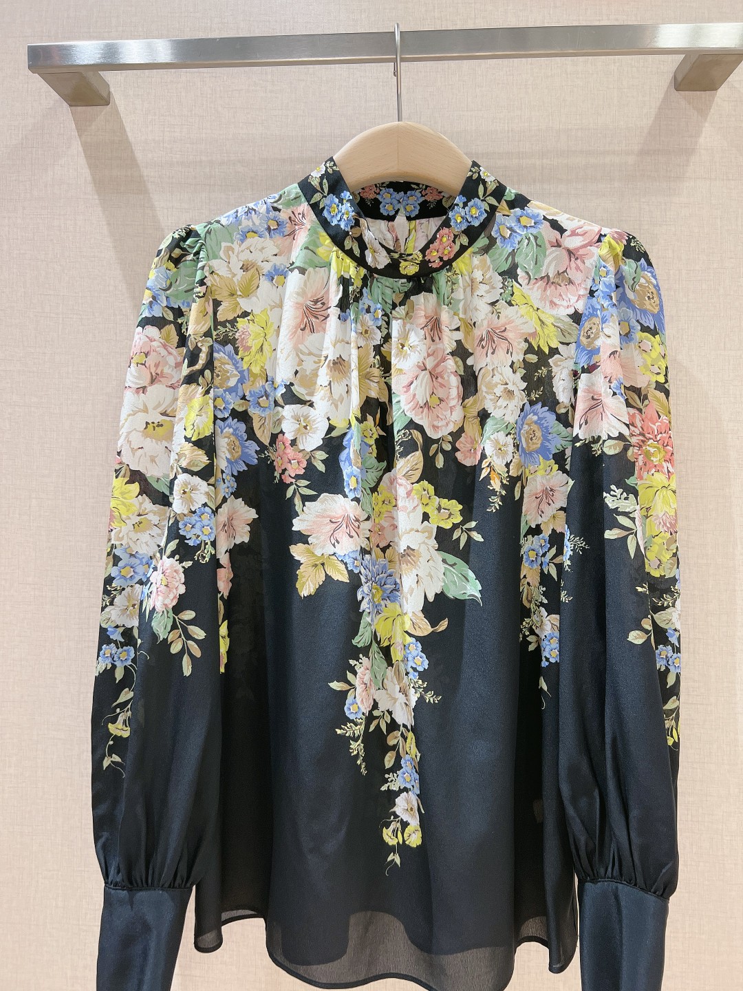 小众立领长袖新款衬衫珊瑚色花卉图案的立领长袖衬衫选用silk100%面料制成经典的衬衫廓形剪裁直袖设计+