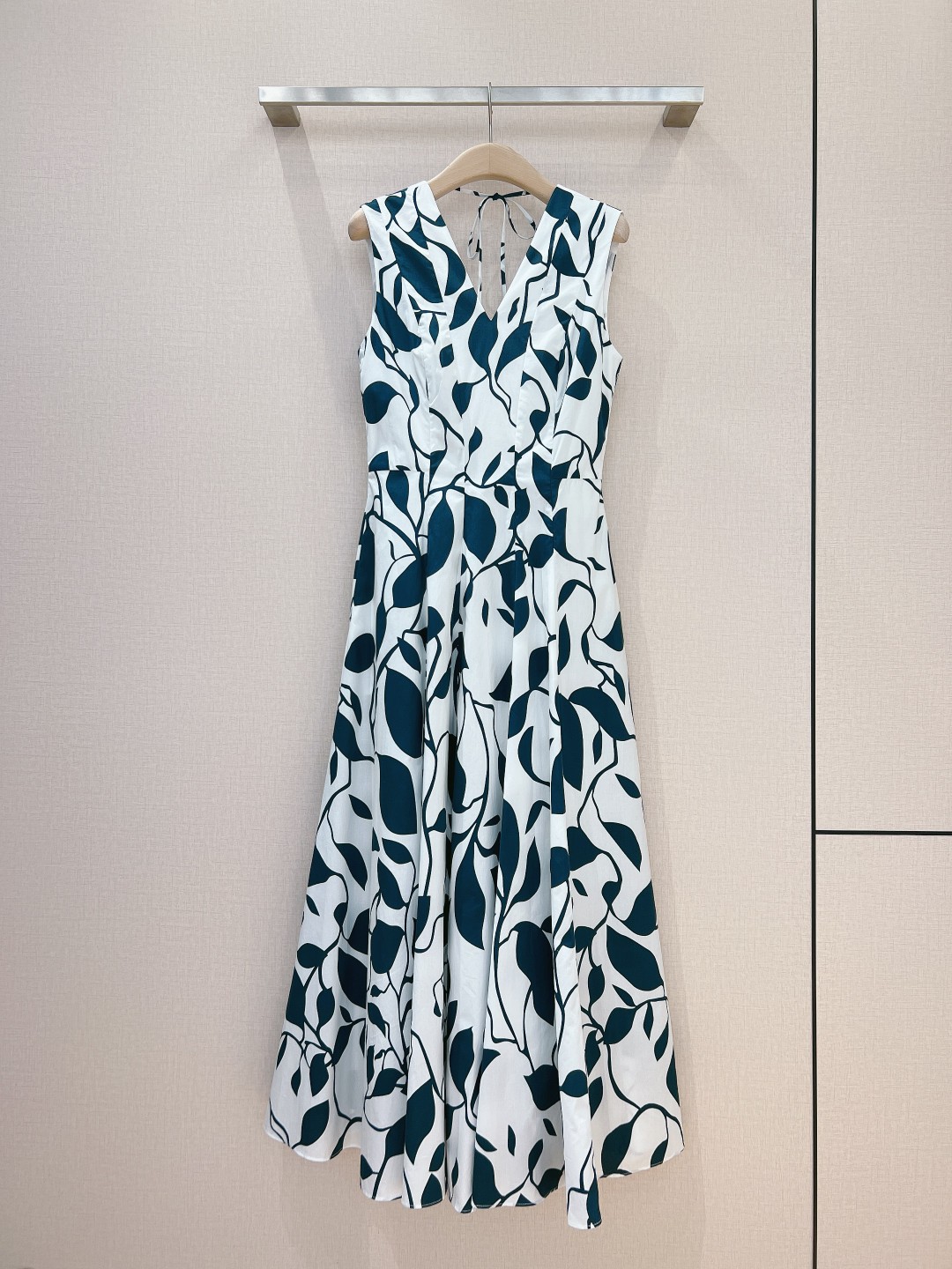 maxmare新款女装连衣裙这款采用棉府绸的面料舒适感透气性非常好白蓝无彩色气质与个性兼具给人性感的女性