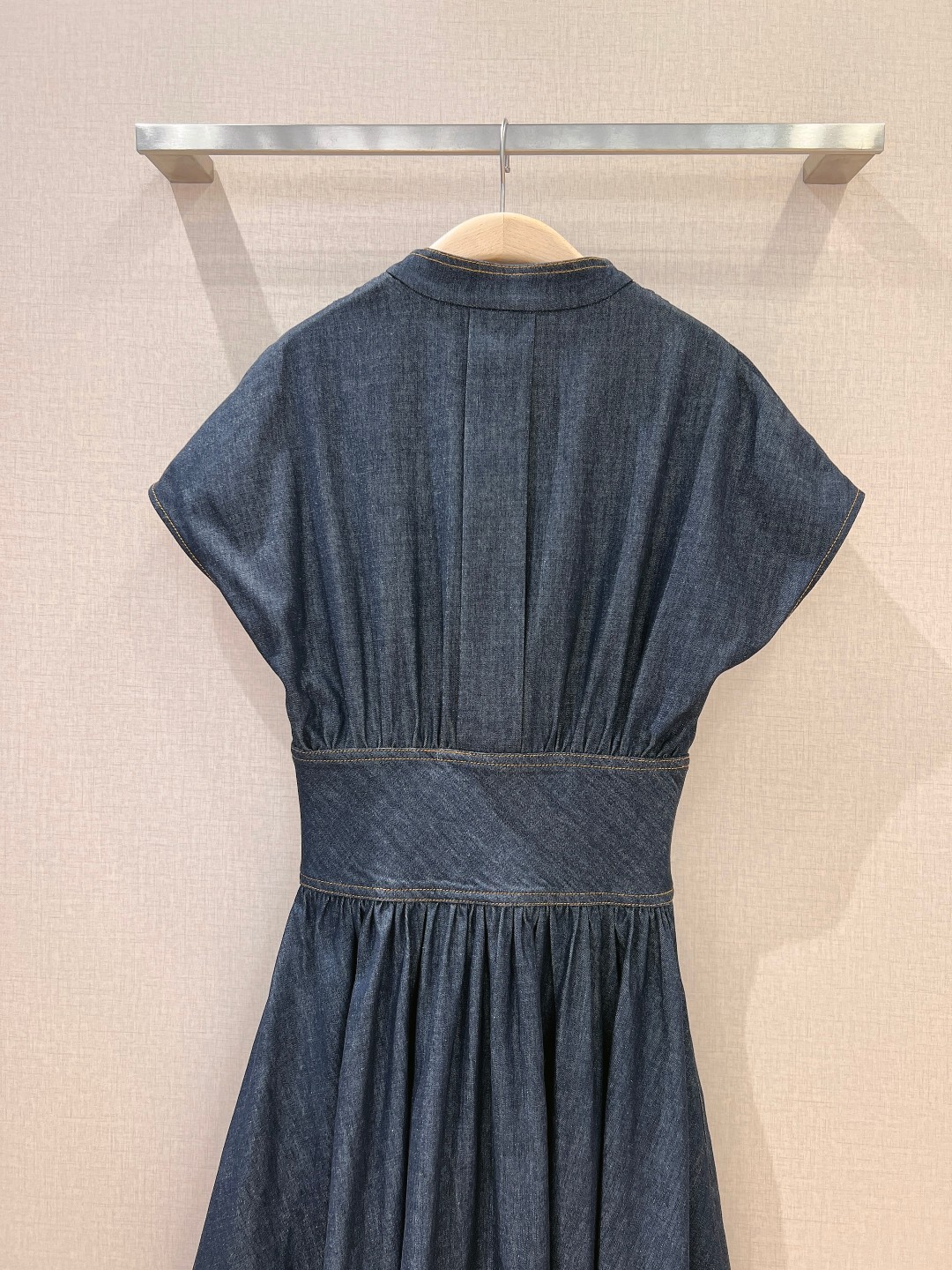 “Gray Blue-Water-Washed Cowboy Cut Women’s Suit with Wide Waistline and Metal Buttons – New Collection” - 图片 5