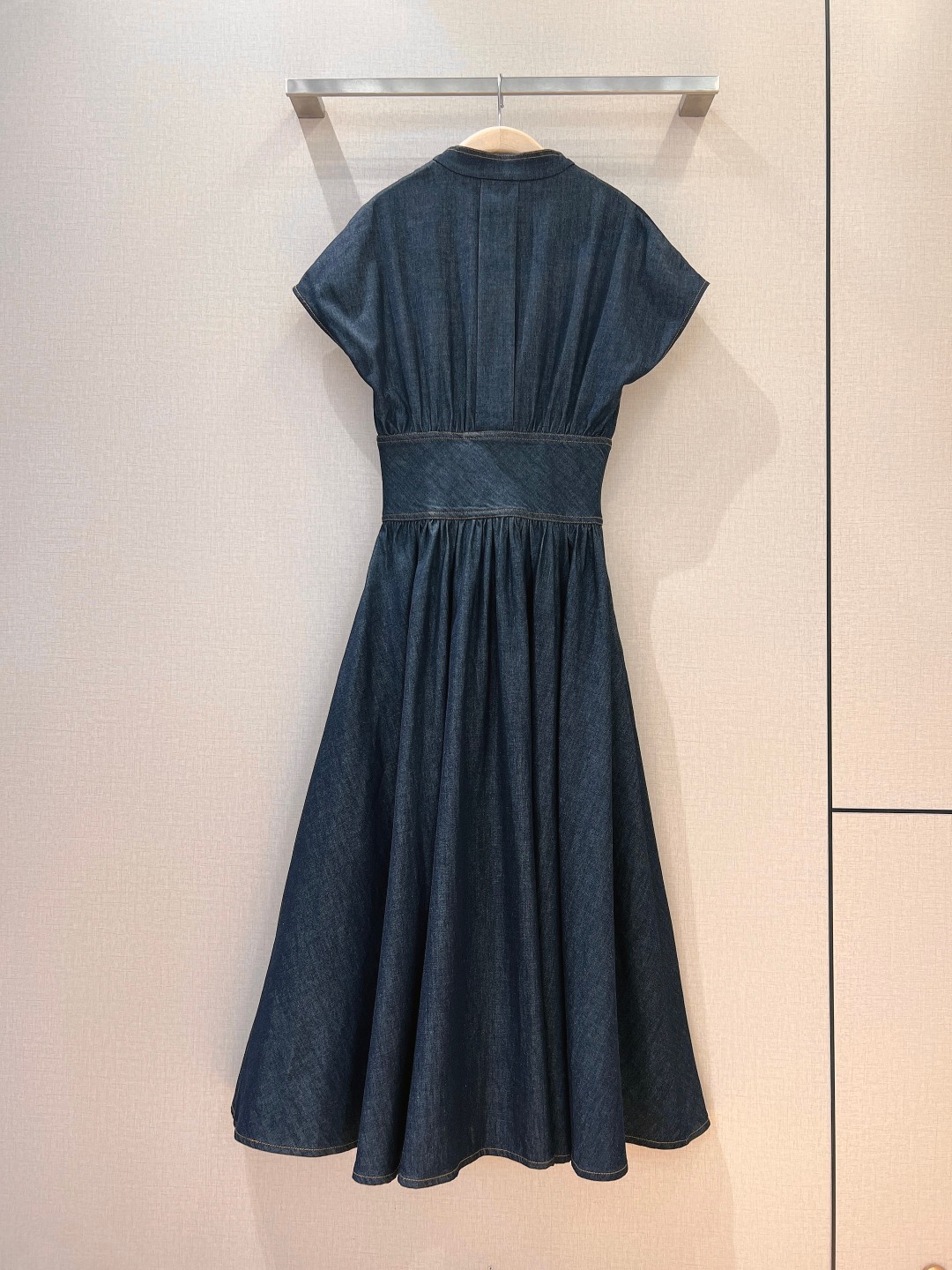 “Gray Blue-Water-Washed Cowboy Cut Women’s Suit with Wide Waistline and Metal Buttons – New Collection” - 图片 4