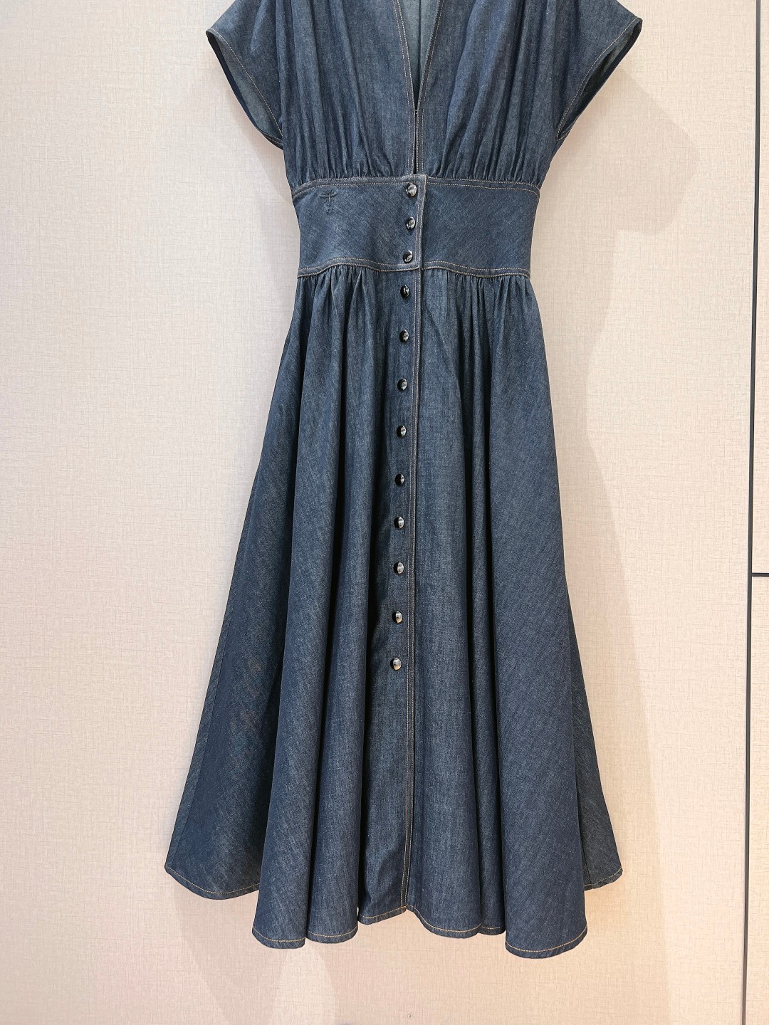 “Gray Blue-Water-Washed Cowboy Cut Women’s Suit with Wide Waistline and Metal Buttons – New Collection” - 图片 3