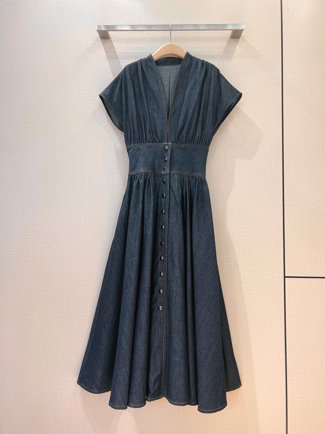 “Gray Blue-Water-Washed Cowboy Cut Women’s Suit with Wide Waistline and Metal Buttons – New Collection”