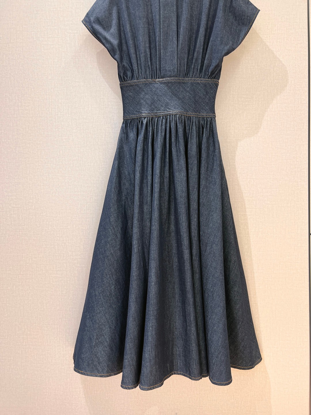 “Gray Blue-Water-Washed Cowboy Cut Women’s Suit with Wide Waistline and Metal Buttons – New Collection” - 图片 6