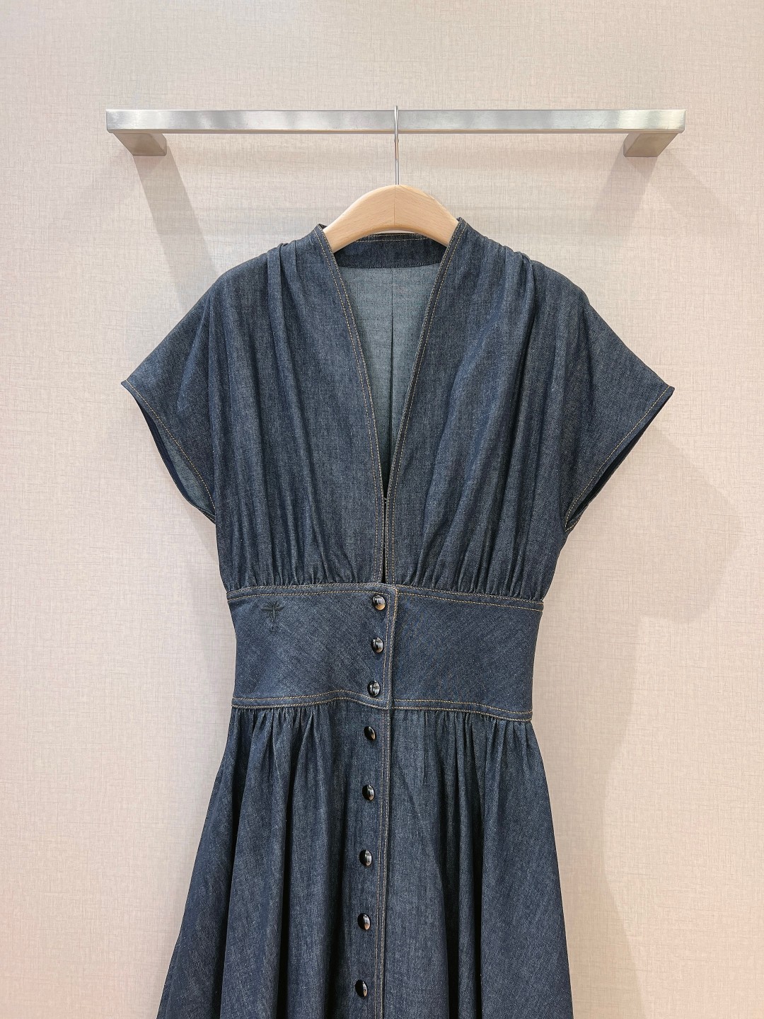 “Gray Blue-Water-Washed Cowboy Cut Women’s Suit with Wide Waistline and Metal Buttons – New Collection” - 图片 2