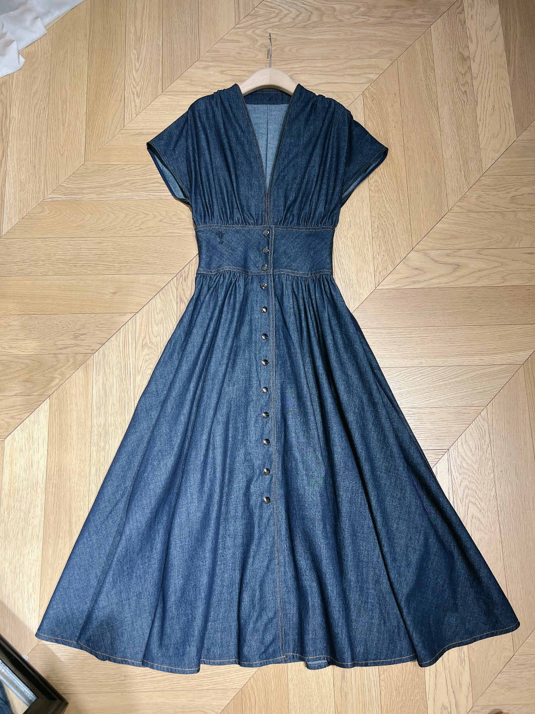 “Gray Blue-Water-Washed Cowboy Cut Women’s Suit with Wide Waistline and Metal Buttons – New Collection” - 图片 7