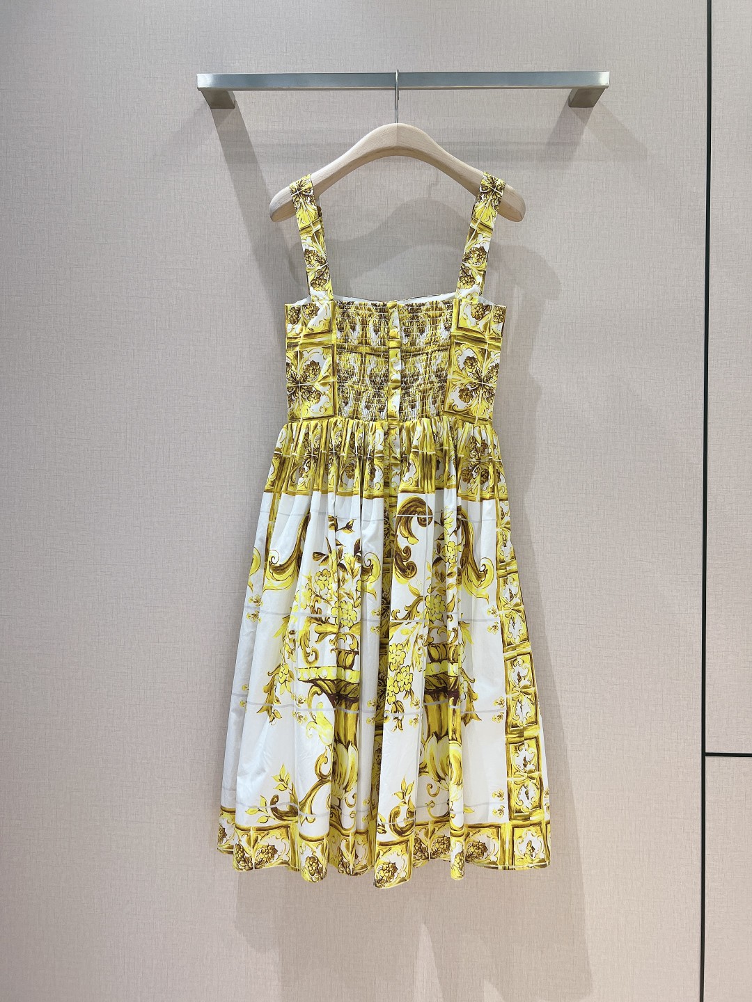 Dolce&Gabbana新品推荐️定制纯棉面料柔软打造定位黄陶瓷染色工艺设计后背拉链橡筋设计胸型设有鱼