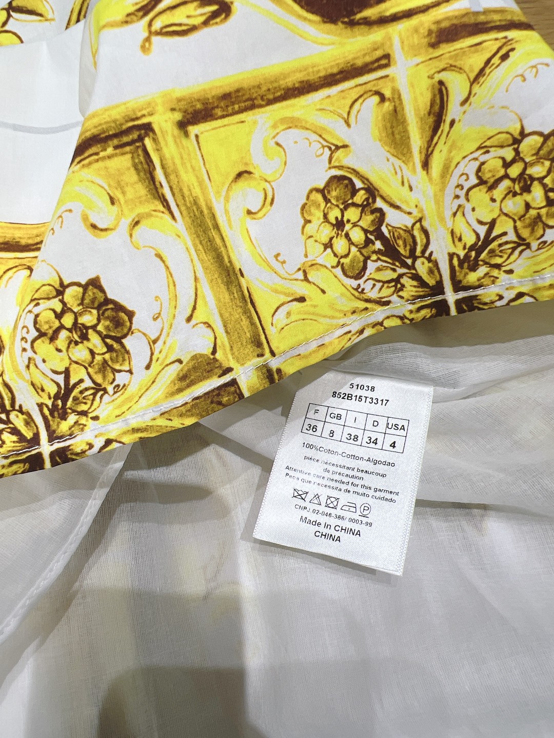 Dolce&Gabbana新品推荐️定制纯棉面料柔软打造定位黄陶瓷染色工艺设计后背拉链橡筋设计胸型设有鱼