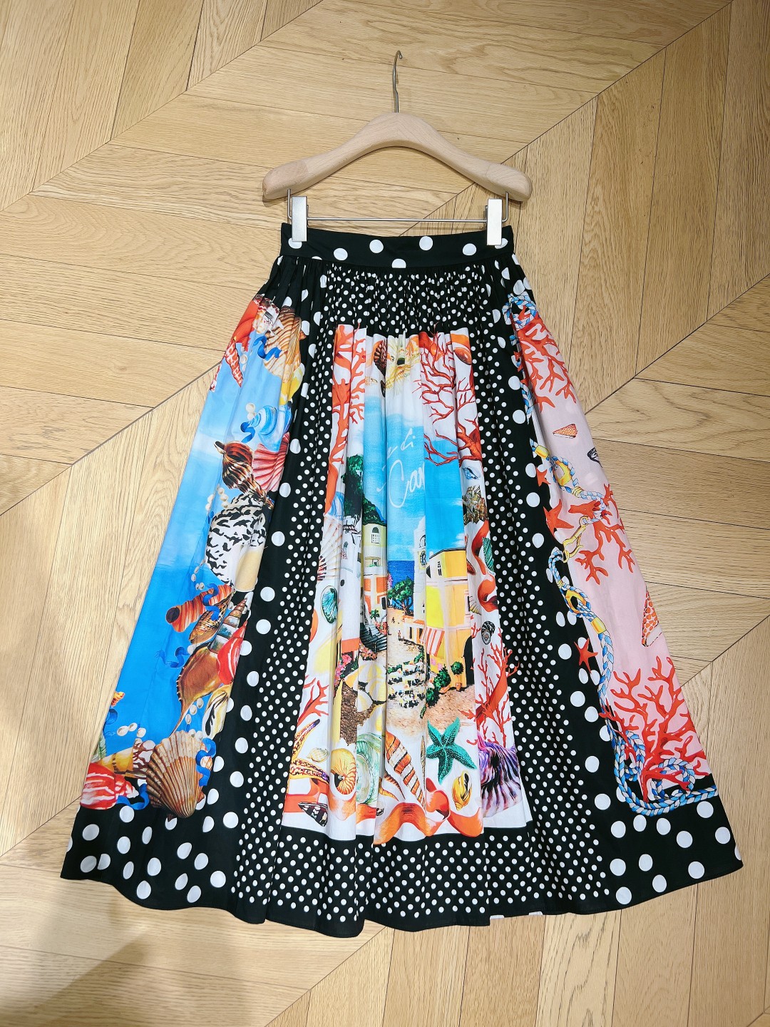 Dolce&Gabban*a走秀新款️高端设计感度假休闲贝壳半裙波点拼图印花纯棉材质手感柔软细腻高腰设计