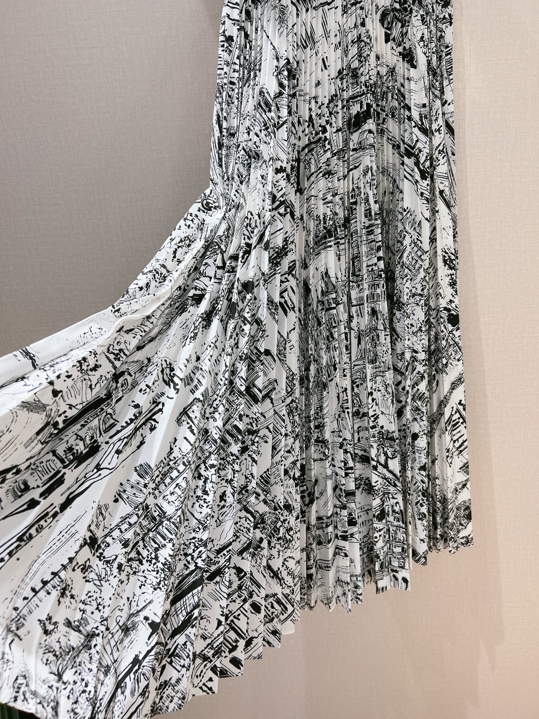Paris-Inspired High-Quality Women’s Clothes with Unique Style and Monographs - 图片 3