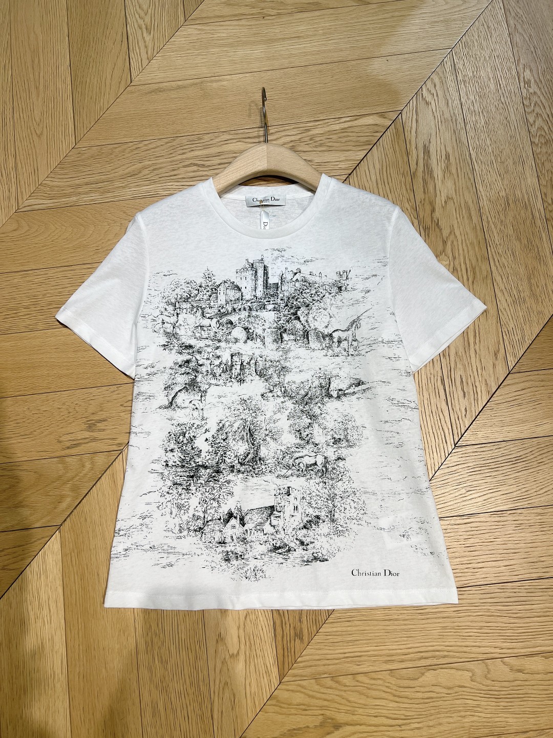 Dior*2025新款强烈推荐这款T恤以优雅Dior*美学为灵感采用白色棉质和亚麻混纺平纹针织面料精心制