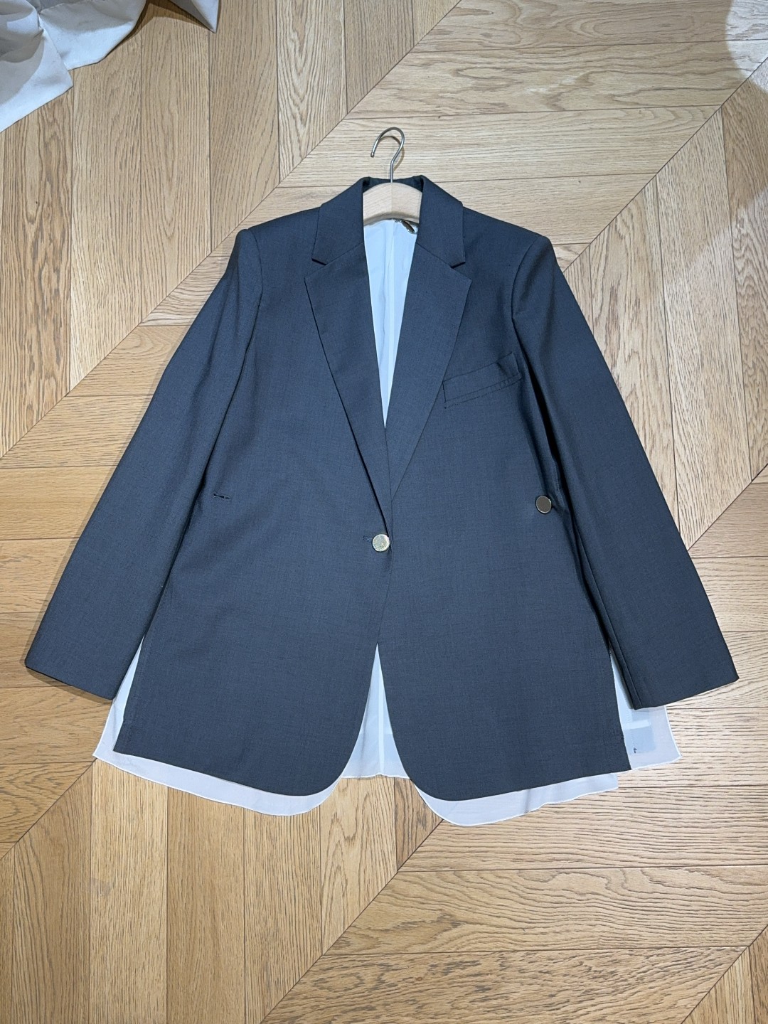 POR*T*SAW知性西服外套系列出品低调不张扬的外套经典大气翻领西装灰色拼接白色内里面料坠垂有质感侧边