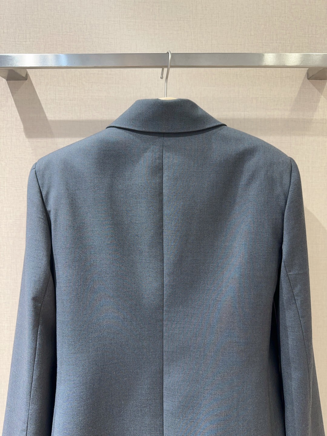 POR*T*SAW知性西服外套系列出品低调不张扬的外套经典大气翻领西装灰色拼接白色内里面料坠垂有质感侧边
