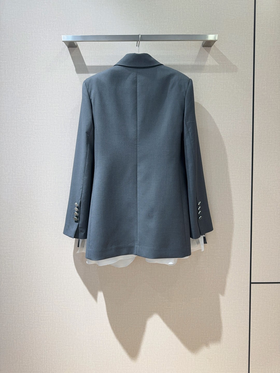 POR*T*SAW知性西服外套系列出品低调不张扬的外套经典大气翻领西装灰色拼接白色内里面料坠垂有质感侧边
