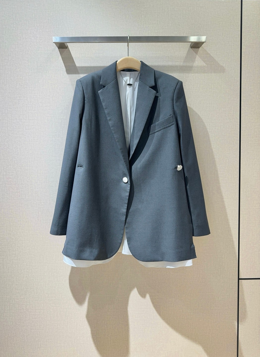 POR*T*SAW知性西服外套系列出品低调不张扬的外套经典大气翻领西装灰色拼接白色内里面料坠垂有质感侧边