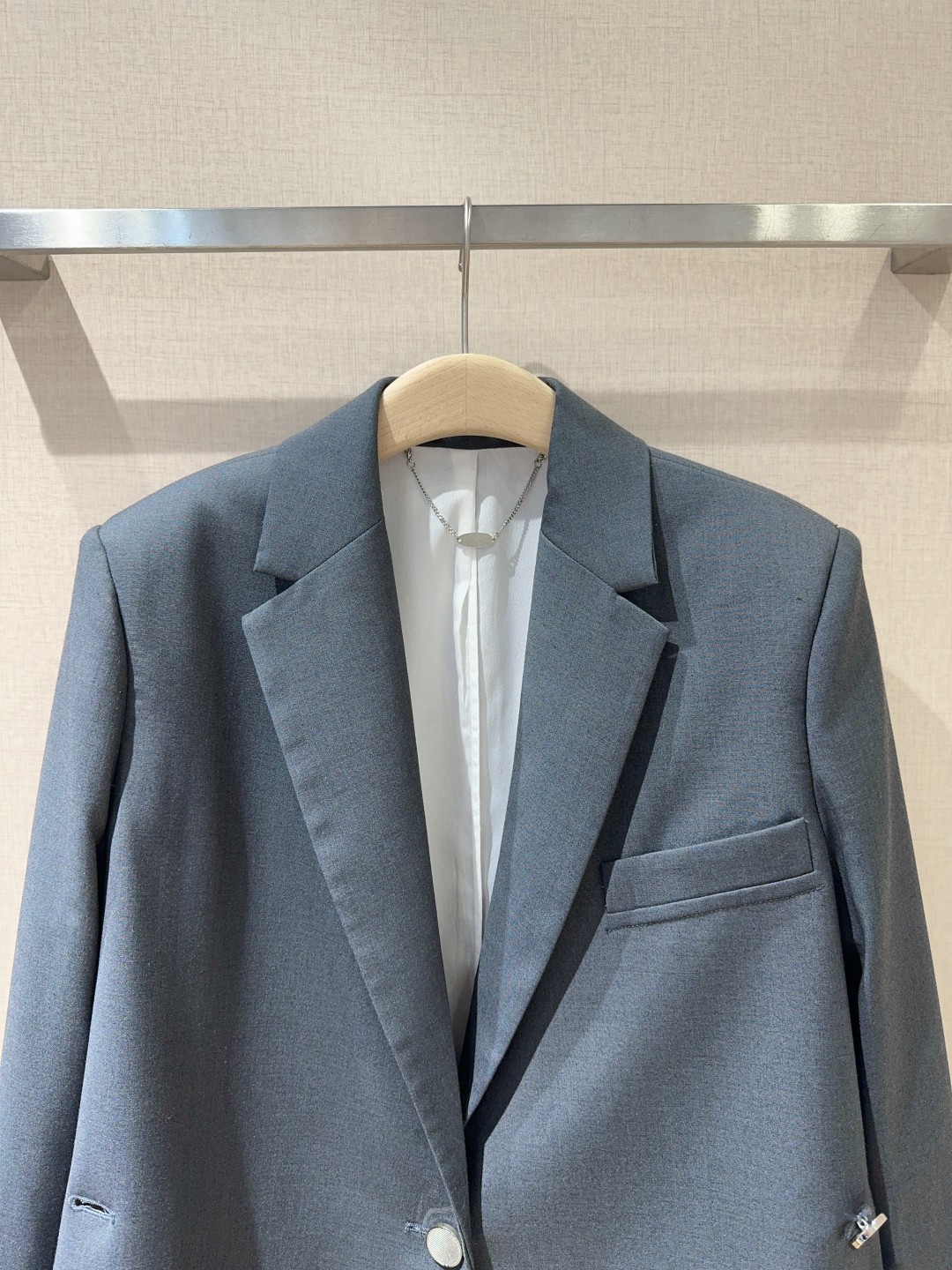 POR*T*SAW知性西服外套系列出品低调不张扬的外套经典大气翻领西装灰色拼接白色内里面料坠垂有质感侧边