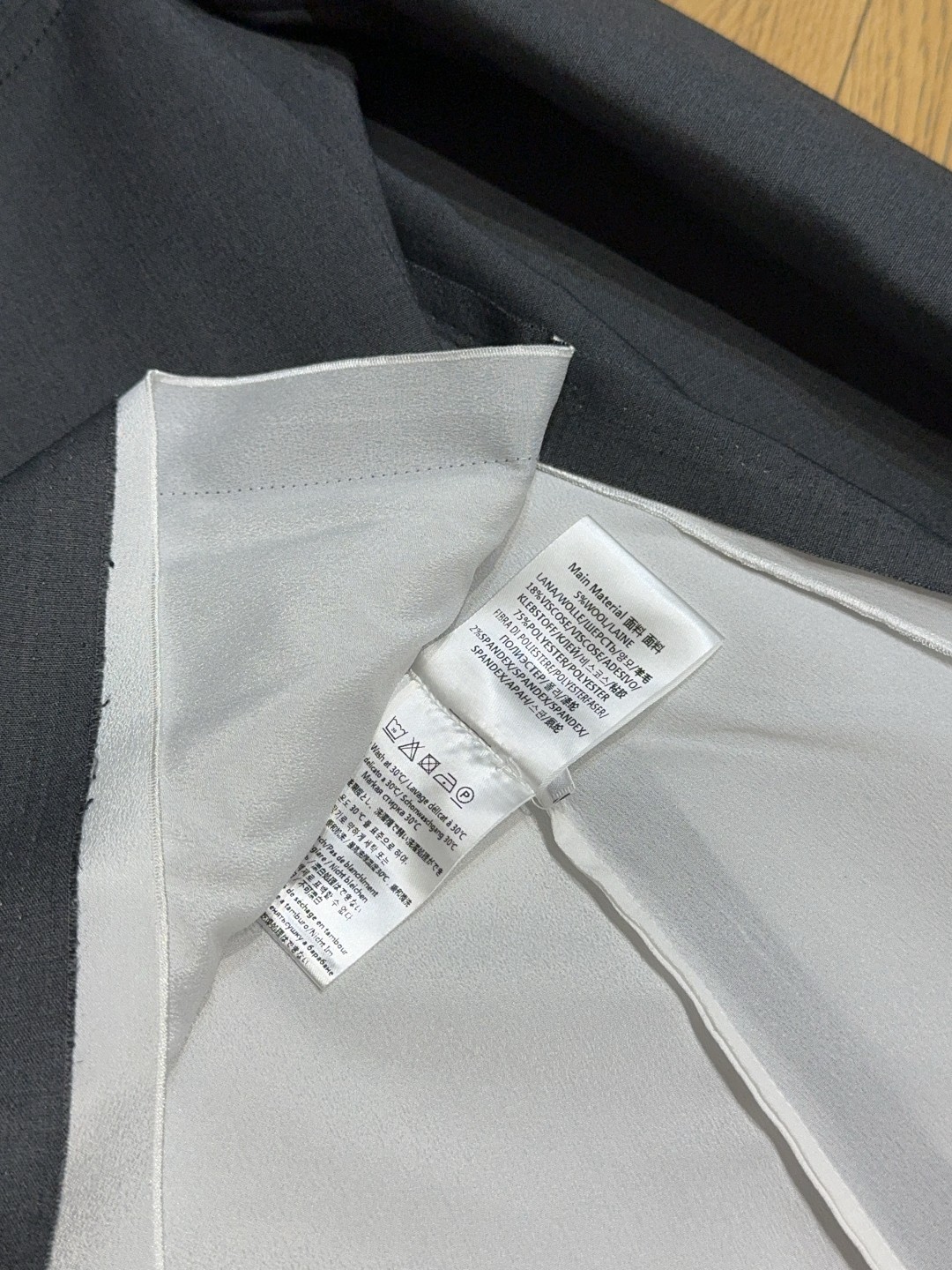 POR*T*SAW知性西服外套系列出品低调不张扬的外套经典大气翻领西装灰色拼接白色内里面料坠垂有质感侧边