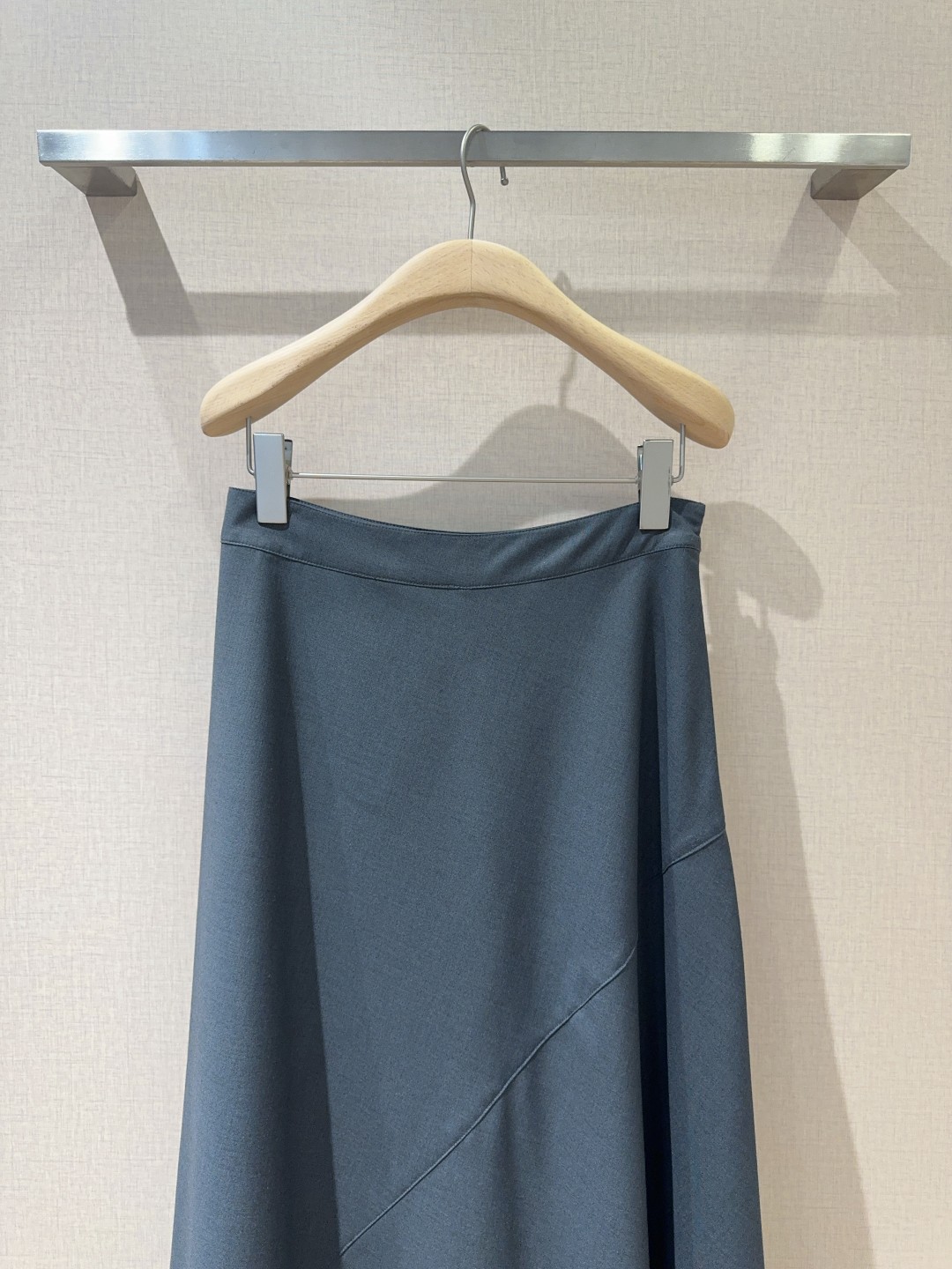POR*T*S新品知性西服半裙系列出品低调不张扬的中高腰半裙灰色拼接白色内里面料坠垂有质感侧边做到开叉工