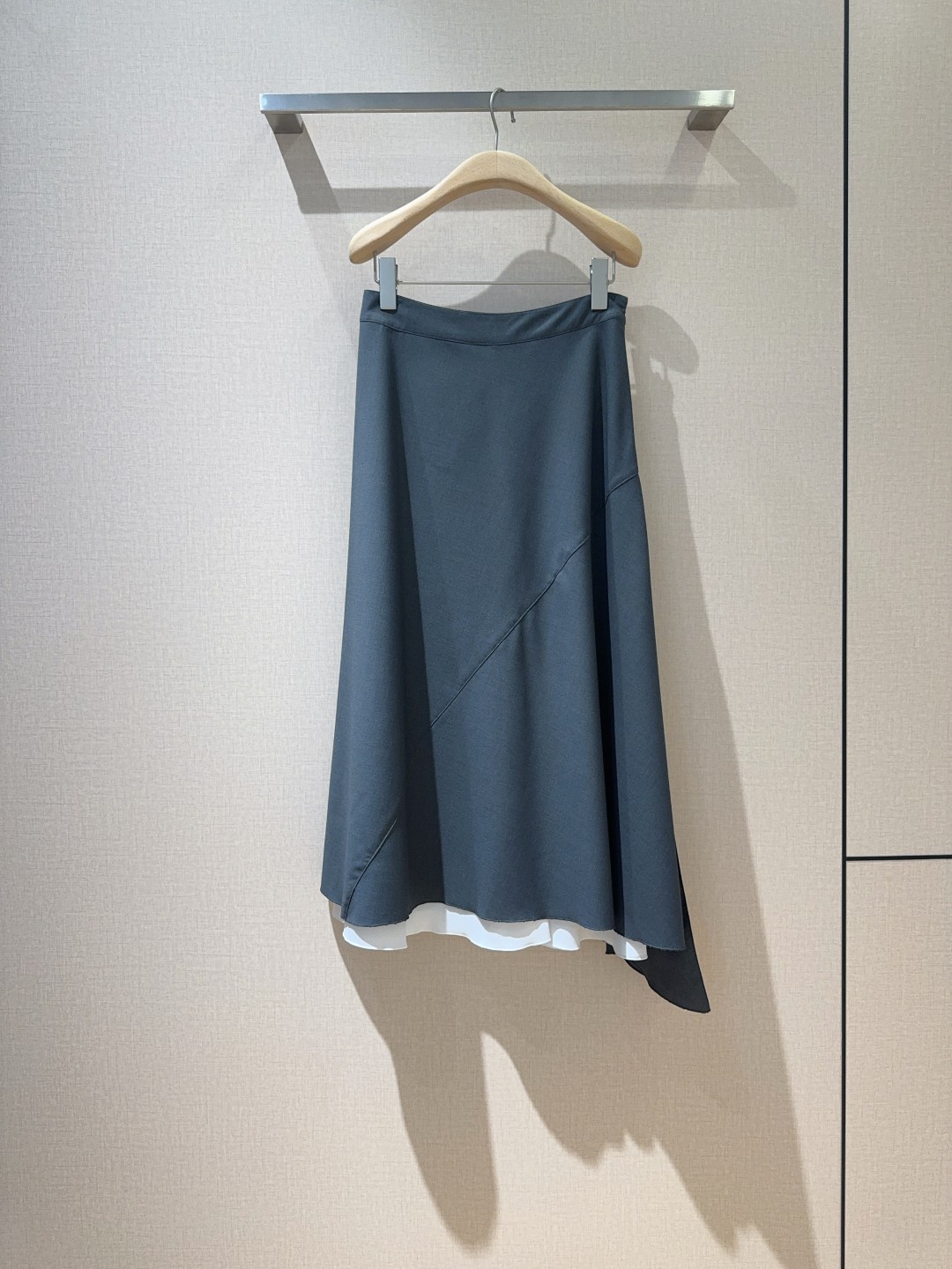 POR*T*S新品知性西服半裙系列出品低调不张扬的中高腰半裙灰色拼接白色内里面料坠垂有质感侧边做到开叉工