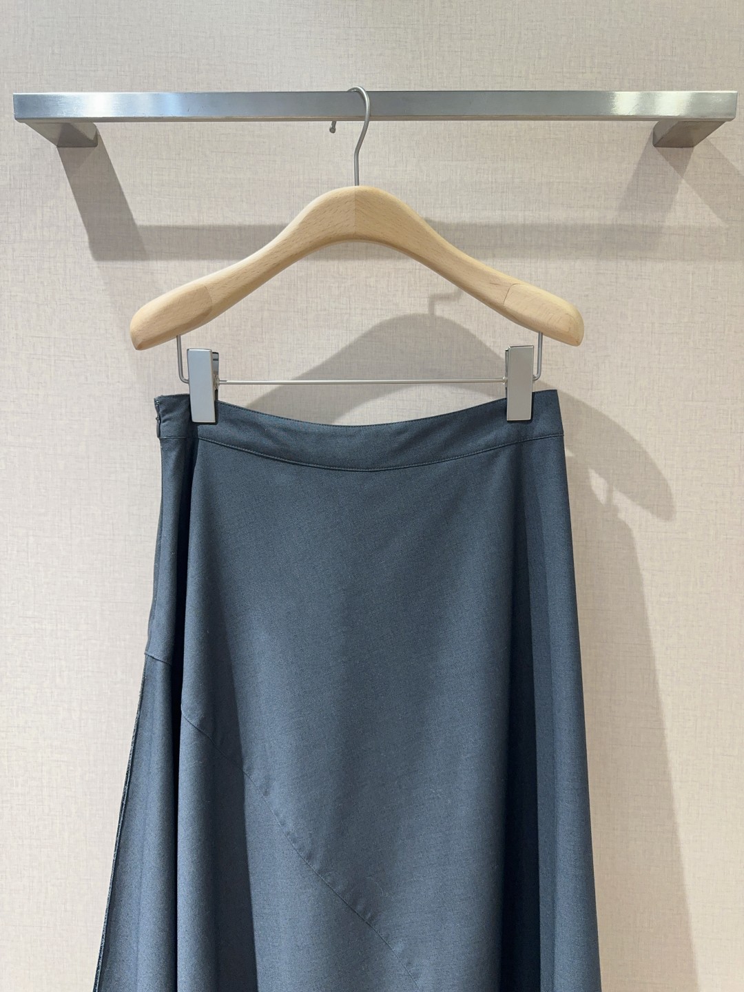 POR*T*S新品知性西服半裙系列出品低调不张扬的中高腰半裙灰色拼接白色内里面料坠垂有质感侧边做到开叉工