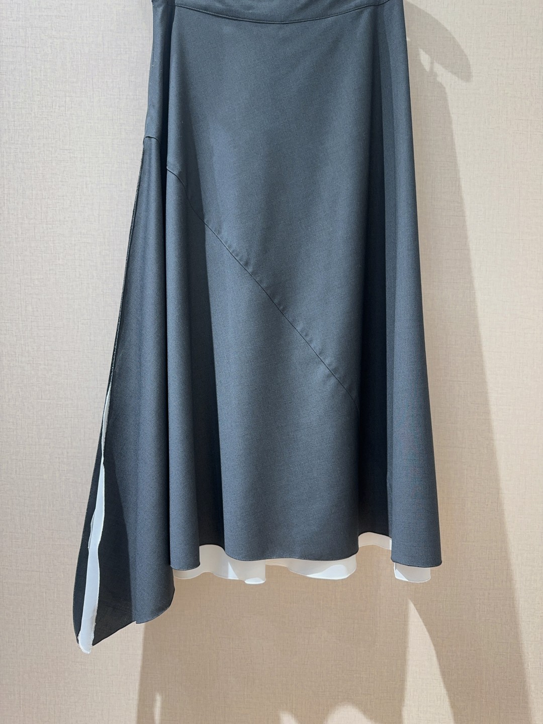 POR*T*S新品知性西服半裙系列出品低调不张扬的中高腰半裙灰色拼接白色内里面料坠垂有质感侧边做到开叉工