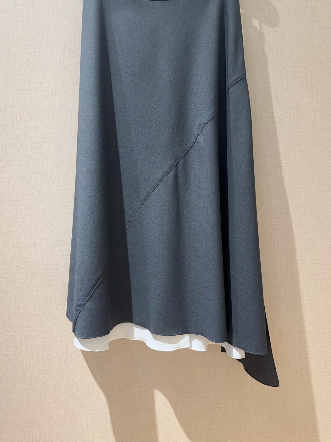 POR*T*S新品知性西服半裙系列出品低调不张扬的中高腰半裙灰色拼接白色内里面料坠垂有质感侧边做到开叉工