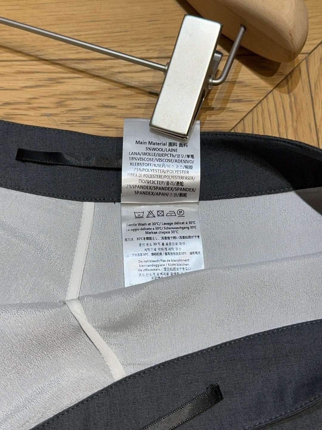 POR*T*S新品知性西服半裙系列出品低调不张扬的中高腰半裙灰色拼接白色内里面料坠垂有质感侧边做到开叉工