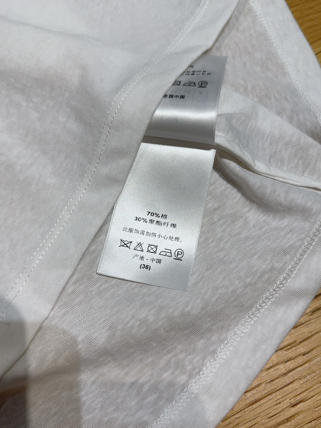 Dio*r多彩印花百搭t恤️印花圆领Tee,沿用海底海马印花图案呈现做旧高级质感棉麻材质胸前标志性丝带字