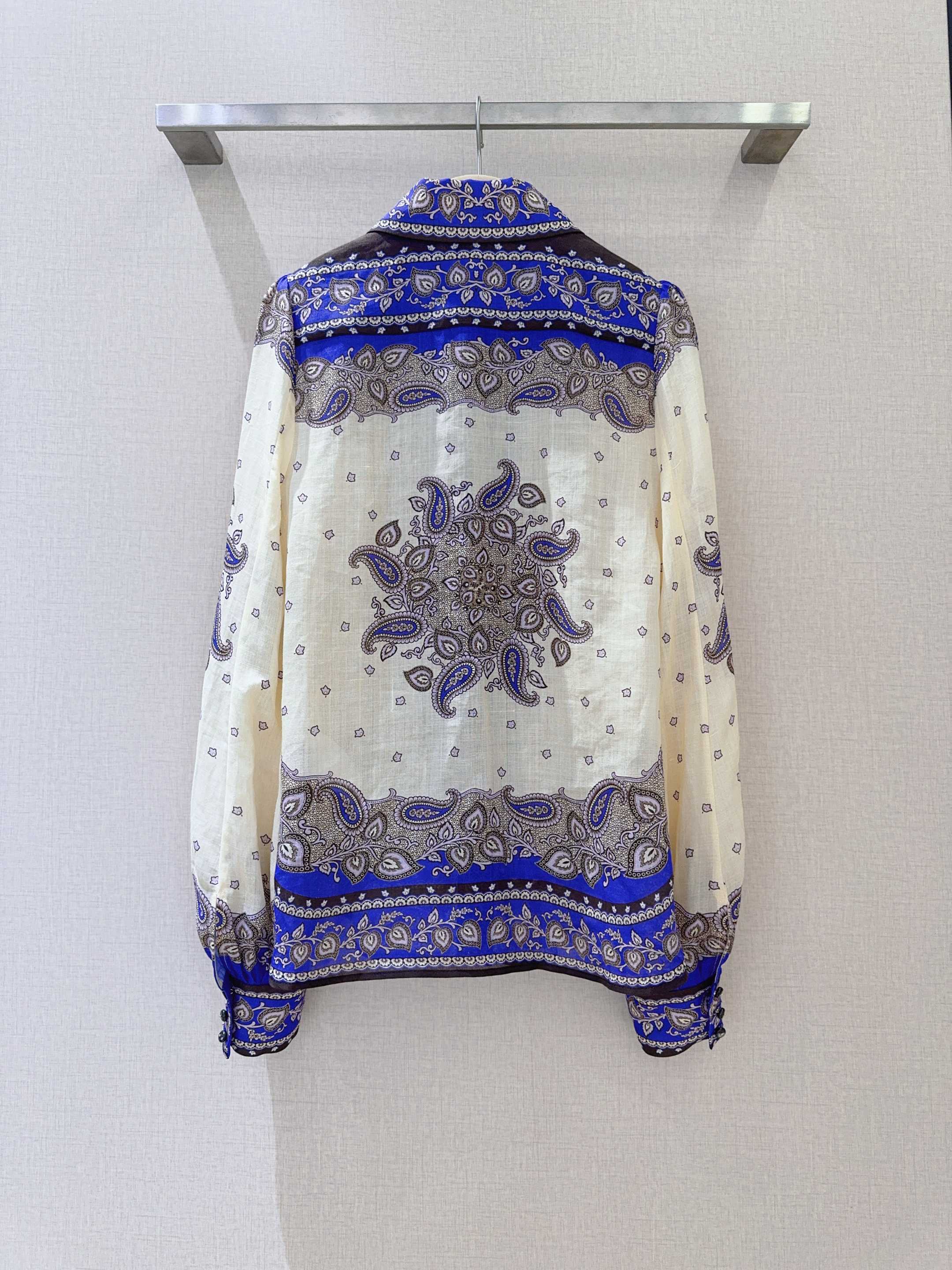 Title: Women’s Ricin Purple Paisley Suit with Lantern Sleeves and Button Details Summary: Elegant suit for women with classic collars, lantern sleeves, button details, and ricin Paisley - 图片 4