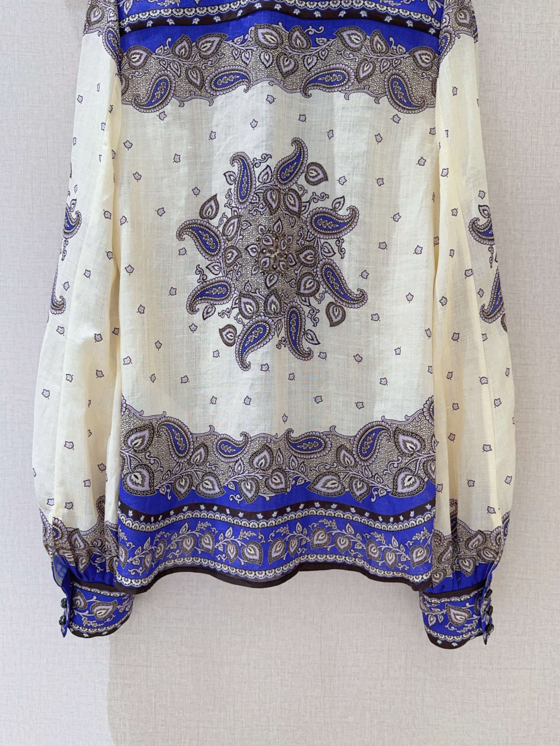 Title: Women’s Ricin Purple Paisley Suit with Lantern Sleeves and Button Details Summary: Elegant suit for women with classic collars, lantern sleeves, button details, and ricin Paisley - 图片 6