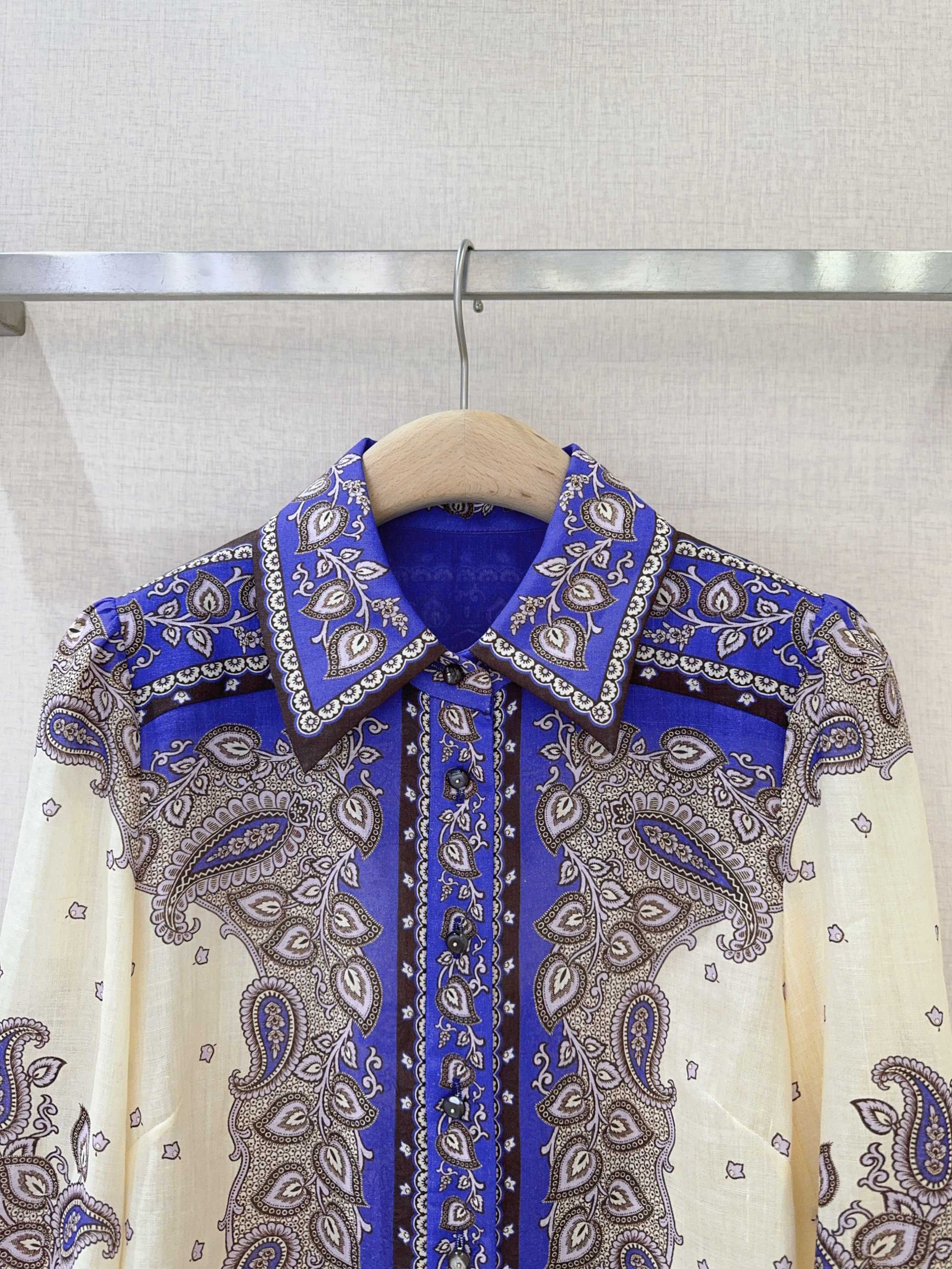 Title: Women’s Ricin Purple Paisley Suit with Lantern Sleeves and Button Details Summary: Elegant suit for women with classic collars, lantern sleeves, button details, and ricin Paisley - 图片 2