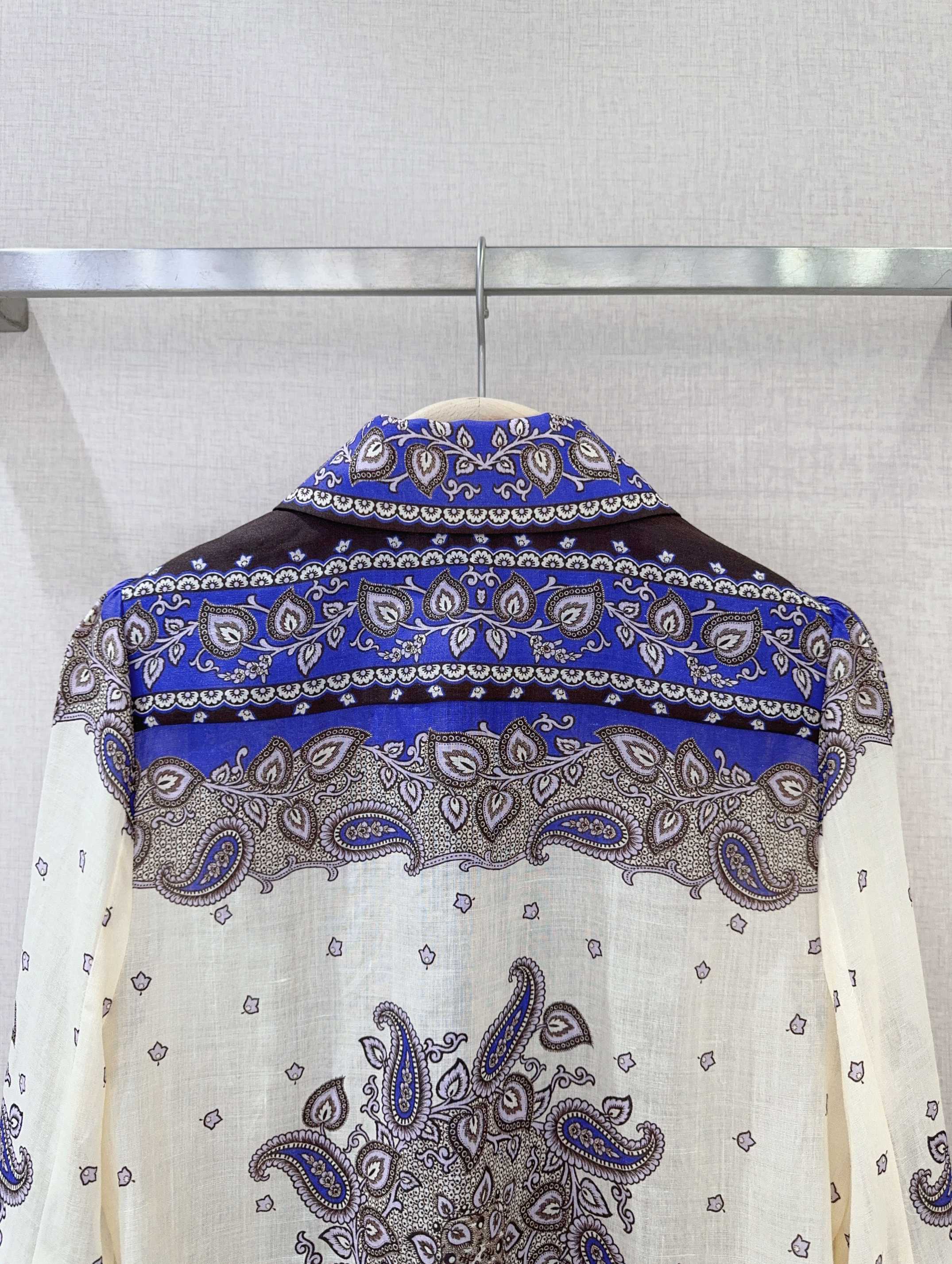 Title: Women’s Ricin Purple Paisley Suit with Lantern Sleeves and Button Details Summary: Elegant suit for women with classic collars, lantern sleeves, button details, and ricin Paisley - 图片 5