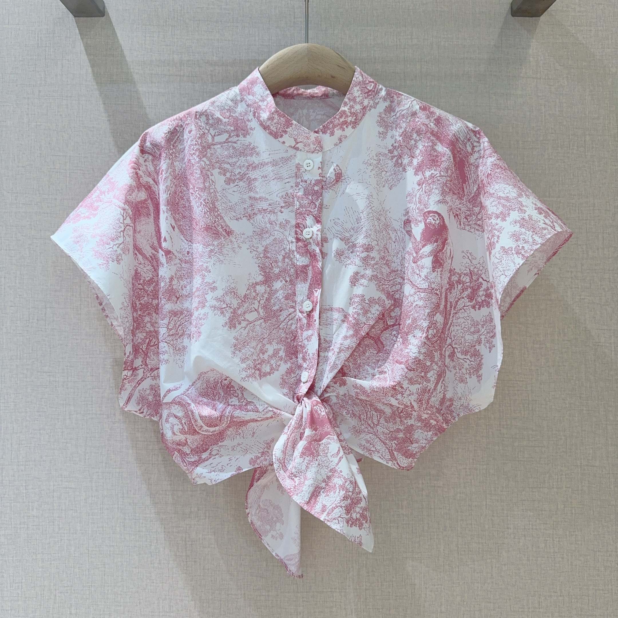 D家动物丛林系列新品new~🌹🌹砍袖丛林动物印花🌸衬衣，棉布质地、时尚小翻领➕前门禁纽扣设计，下摆处采用