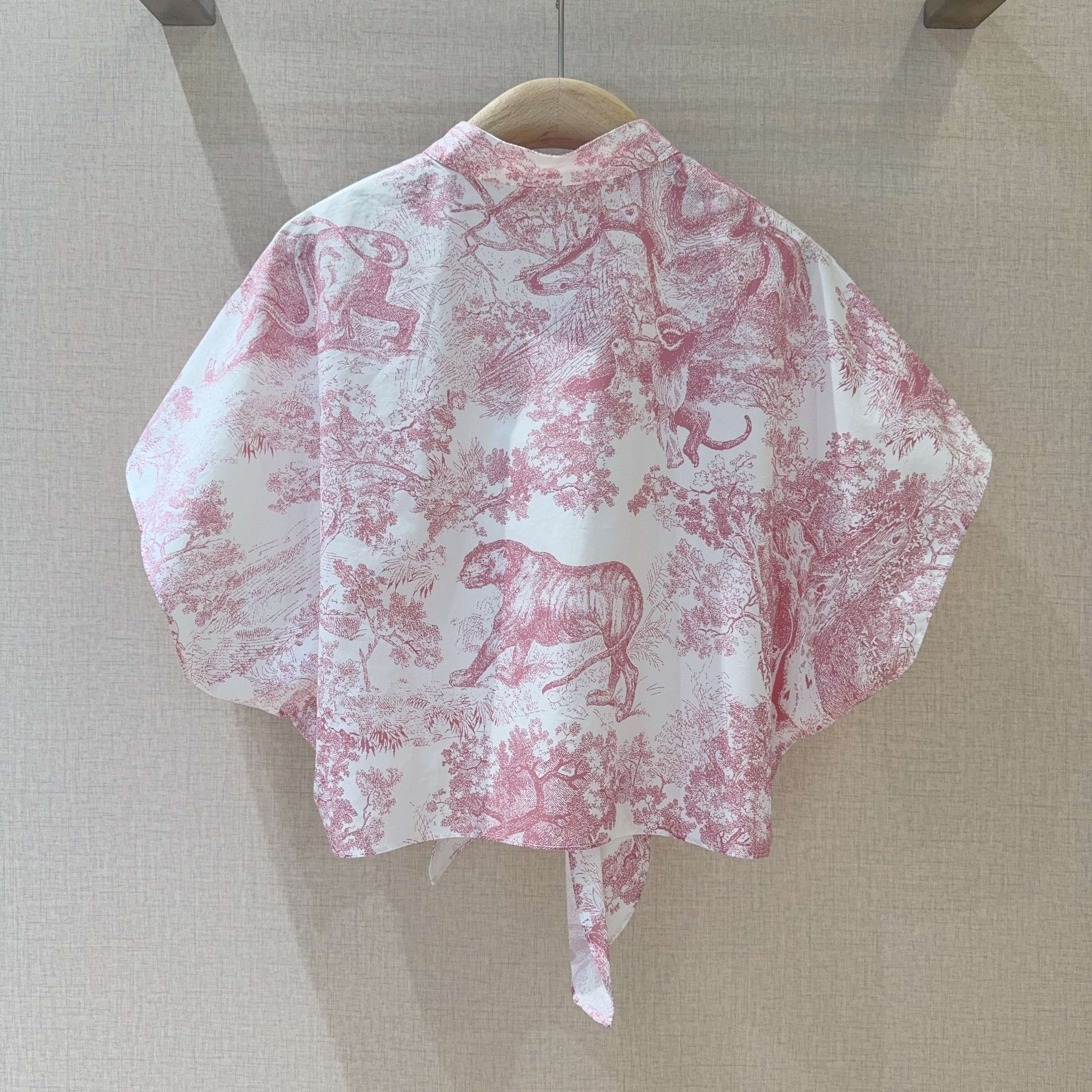 D家动物丛林系列新品new~🌹🌹砍袖丛林动物印花🌸衬衣，棉布质地、时尚小翻领➕前门禁纽扣设计，下摆处采用
