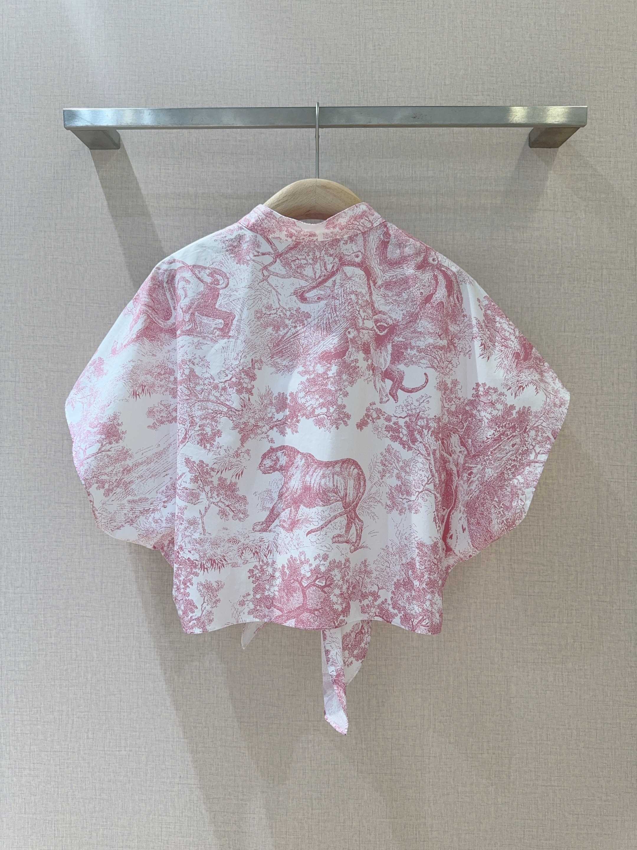 D家动物丛林系列新品new~🌹🌹砍袖丛林动物印花🌸衬衣，棉布质地、时尚小翻领➕前门禁纽扣设计，下摆处采用