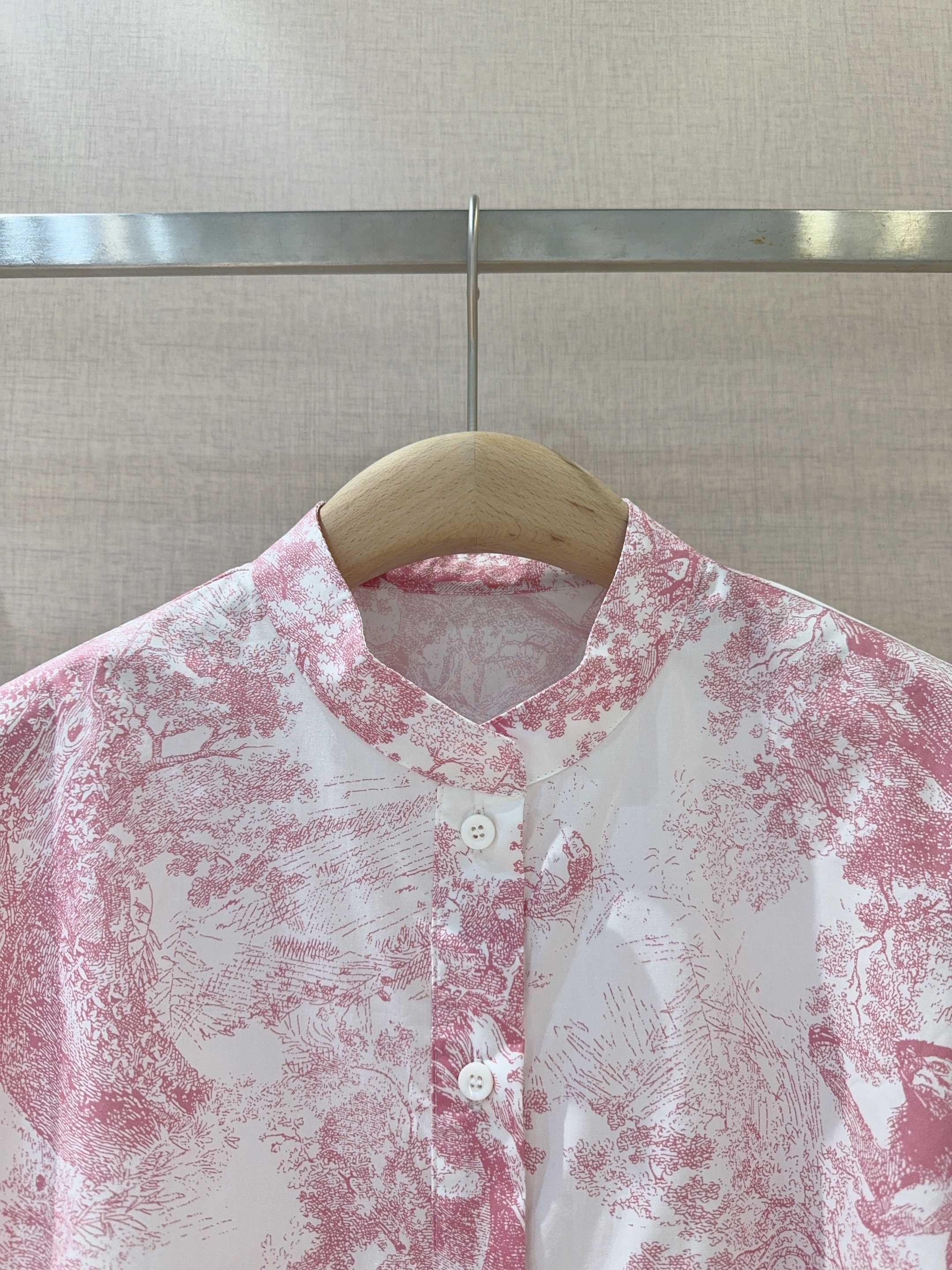 D家动物丛林系列新品new~🌹🌹砍袖丛林动物印花🌸衬衣，棉布质地、时尚小翻领➕前门禁纽扣设计，下摆处采用