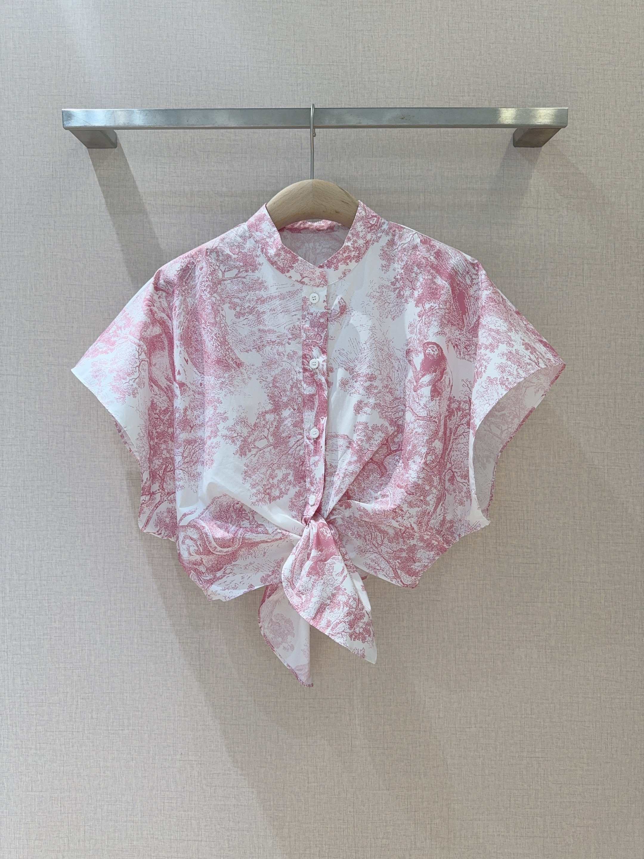 D家动物丛林系列新品new~🌹🌹砍袖丛林动物印花🌸衬衣，棉布质地、时尚小翻领➕前门禁纽扣设计，下摆处采用