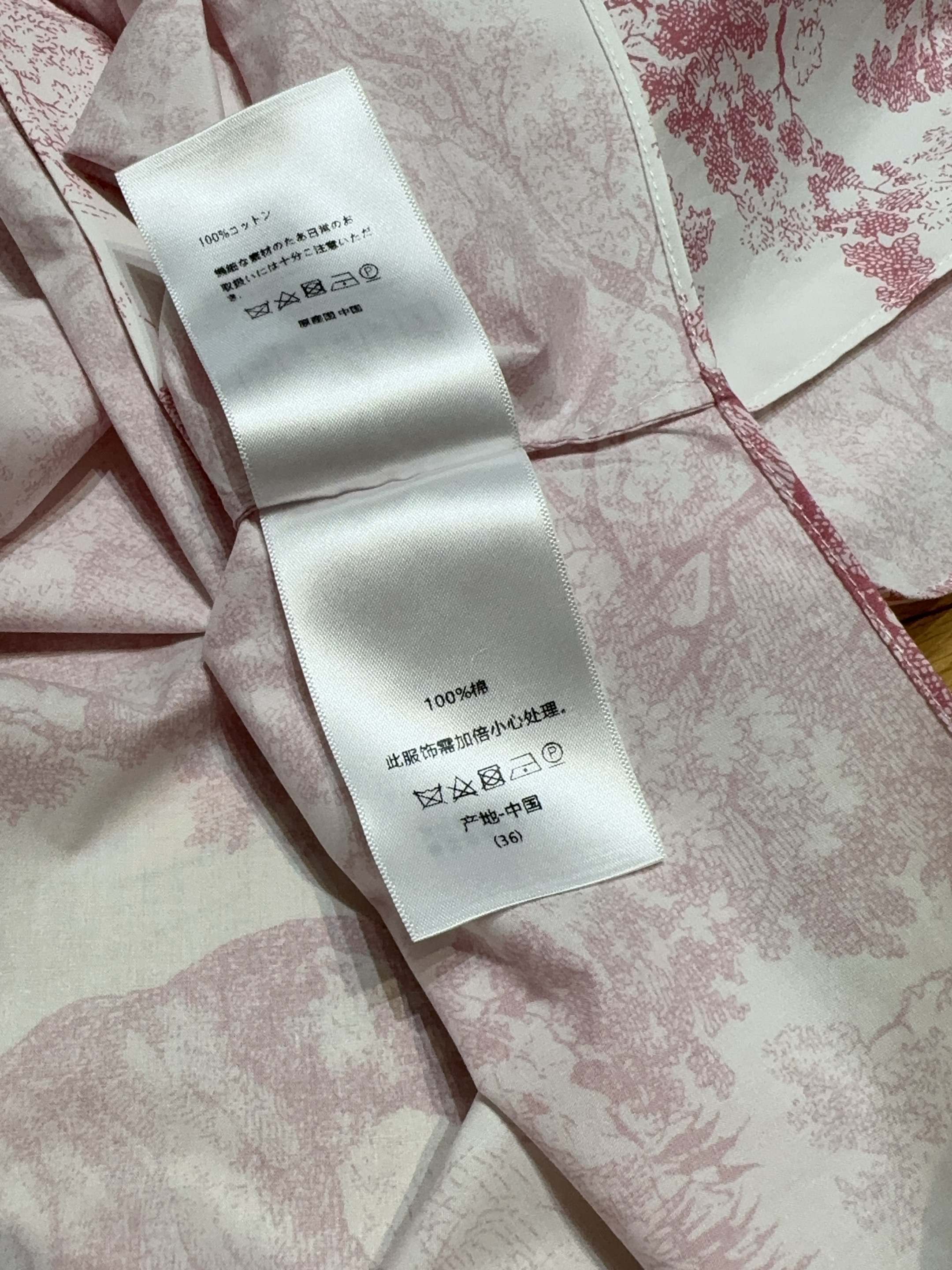 D家动物丛林系列新品new~🌹🌹砍袖丛林动物印花🌸衬衣，棉布质地、时尚小翻领➕前门禁纽扣设计，下摆处采用