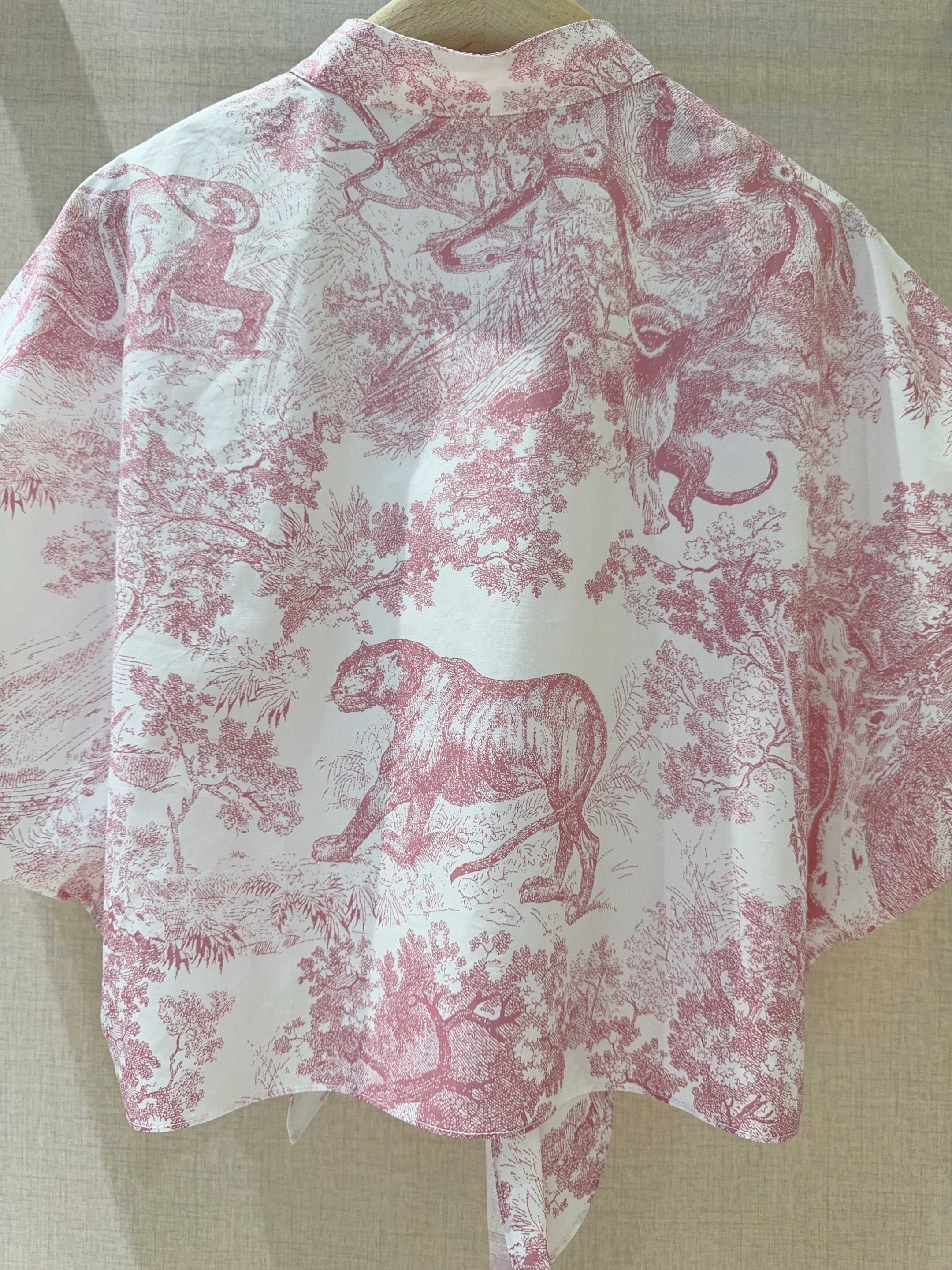 D家动物丛林系列新品new~🌹🌹砍袖丛林动物印花🌸衬衣，棉布质地、时尚小翻领➕前门禁纽扣设计，下摆处采用