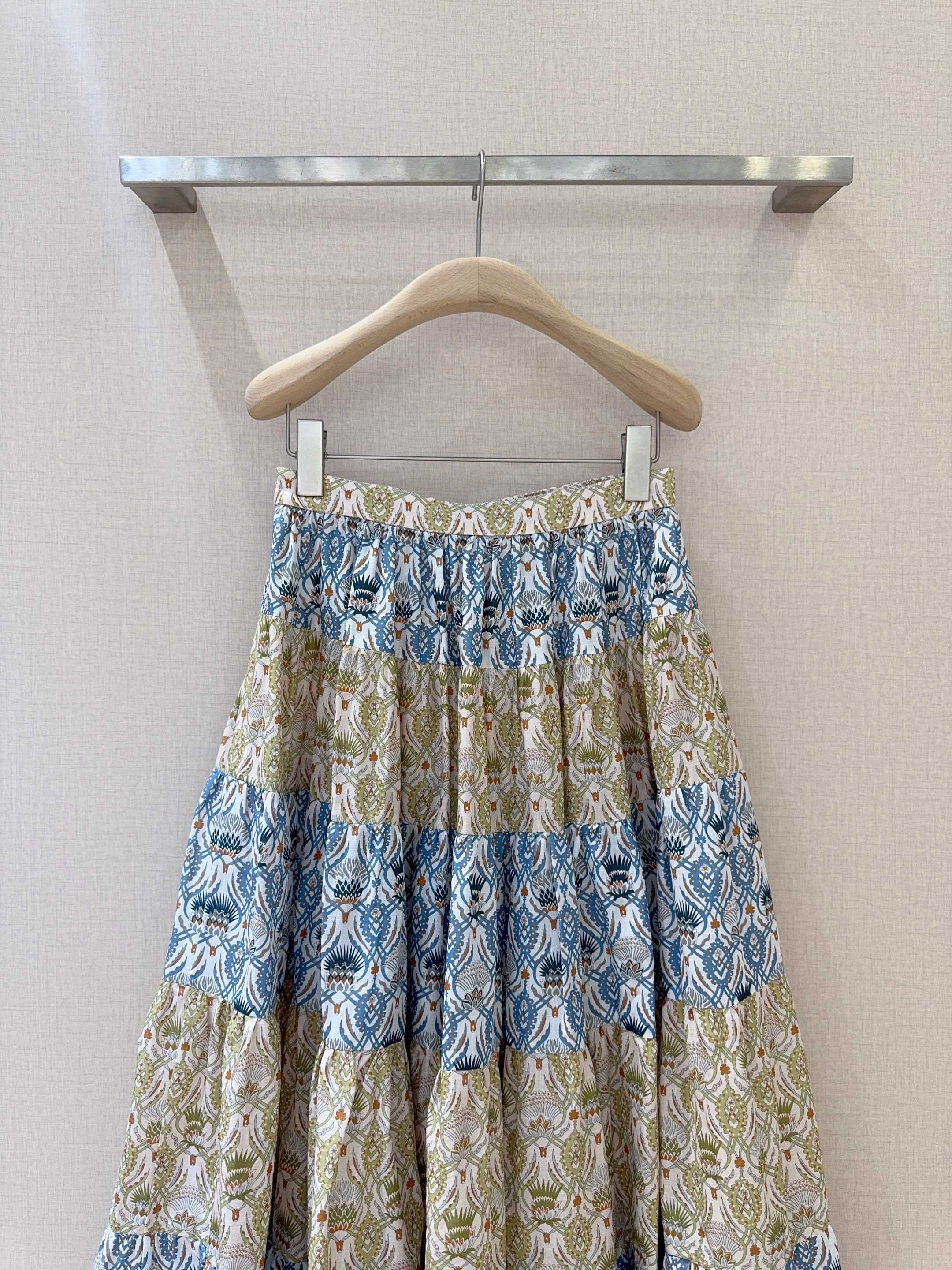 Lor*o Pian*a新品推荐～～❤️❤️经典轻奢的法式度假老钱风，夏蓟花图案别致，大A摆半裙撞色图案