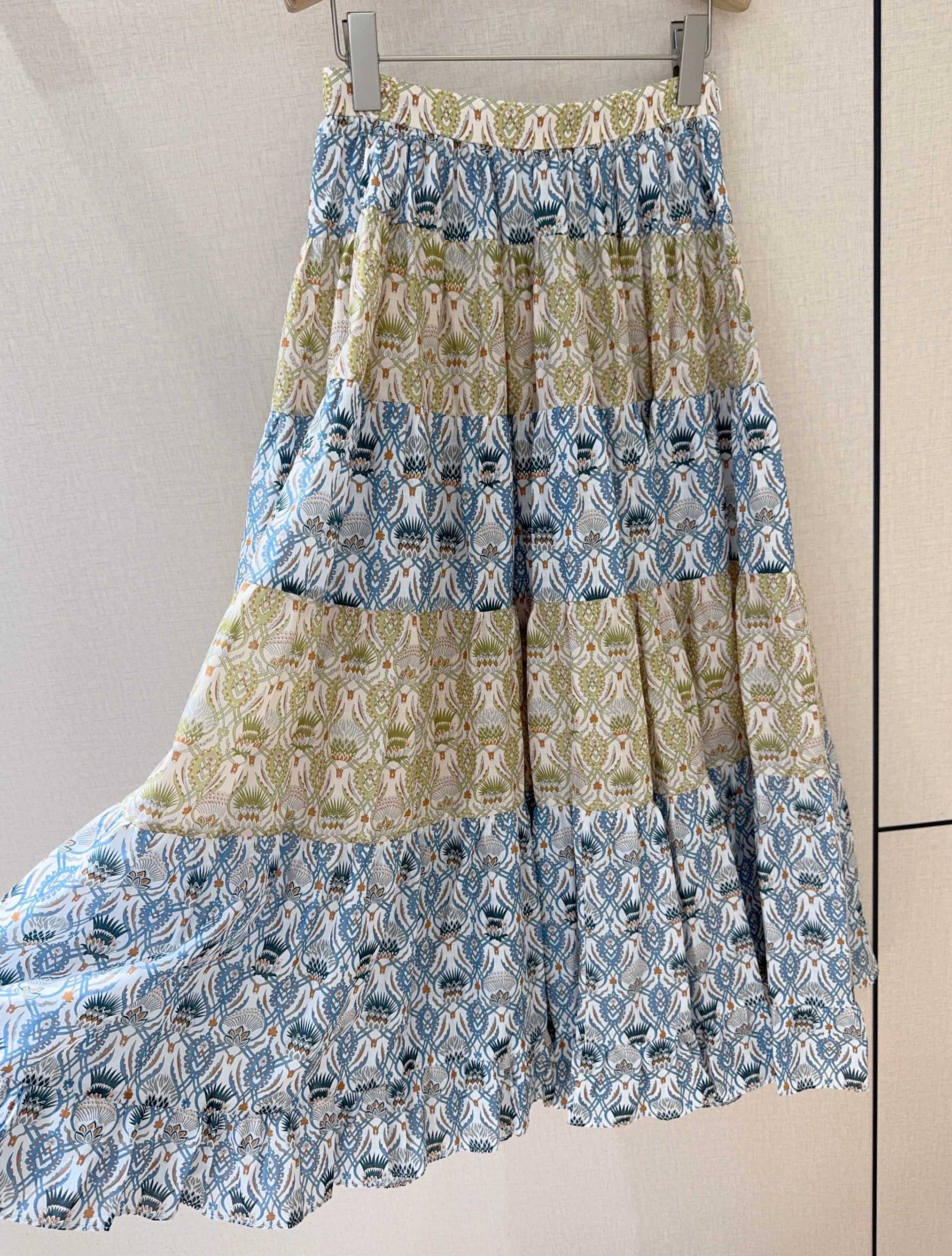 Lor*o Pian*a新品推荐～～❤️❤️经典轻奢的法式度假老钱风，夏蓟花图案别致，大A摆半裙撞色图案