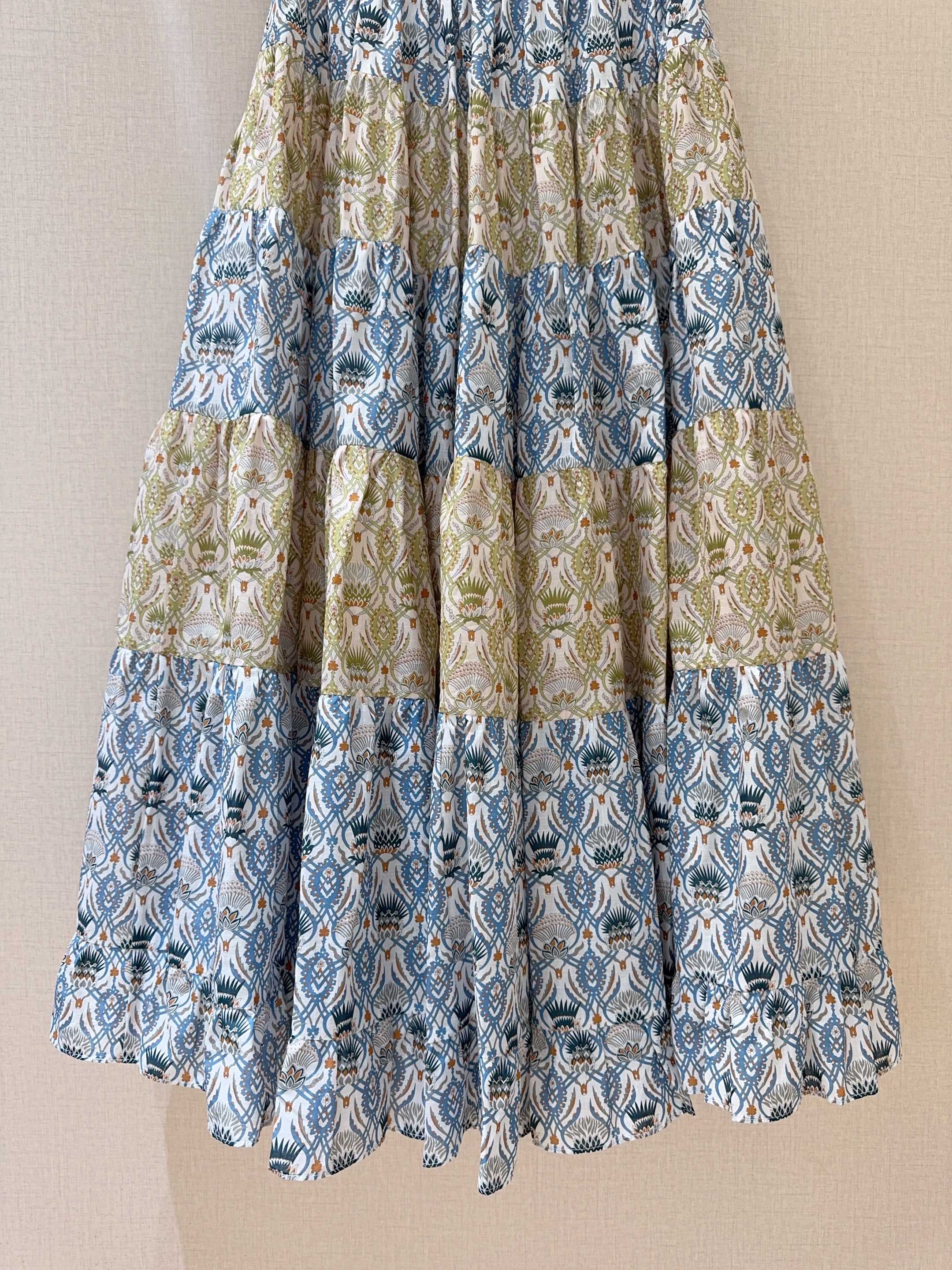 Lor*o Pian*a新品推荐～～❤️❤️经典轻奢的法式度假老钱风，夏蓟花图案别致，大A摆半裙撞色图案