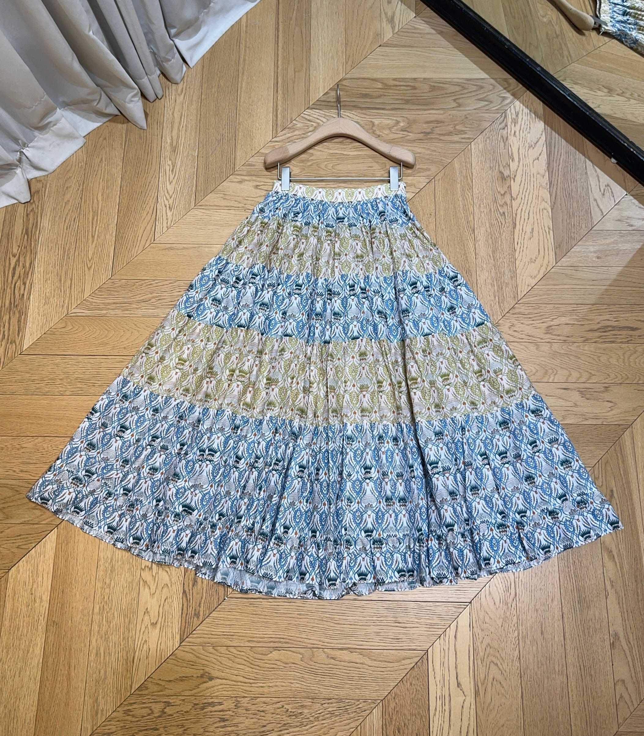 Lor*o Pian*a新品推荐～～❤️❤️经典轻奢的法式度假老钱风，夏蓟花图案别致，大A摆半裙撞色图案