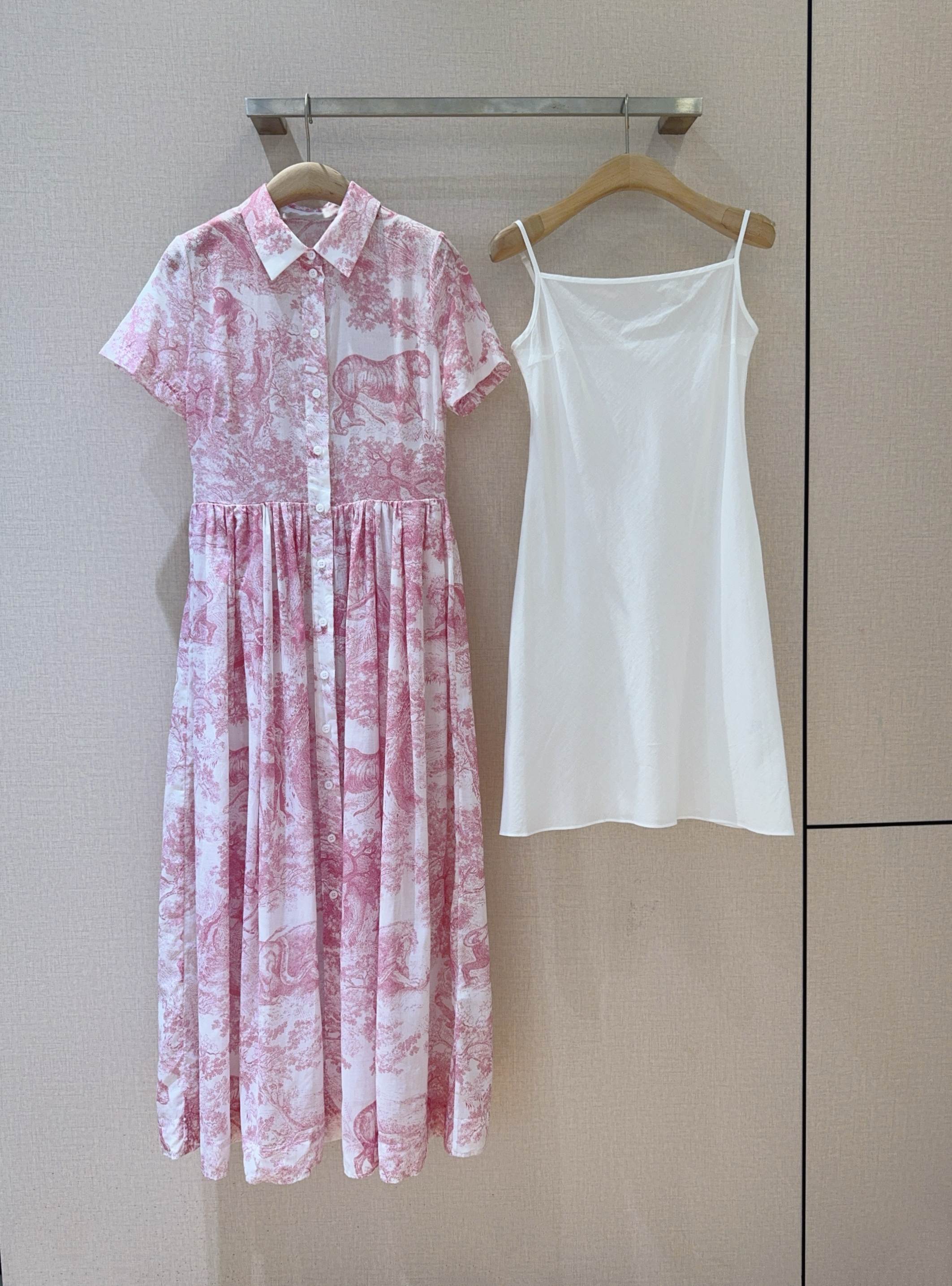 Dio*r新款推荐🆕💗……💐动物丛林系列印花连衣裙👗，纯棉材质、手感柔软细腻，中高腰缩褶大裙摆工艺、正肩