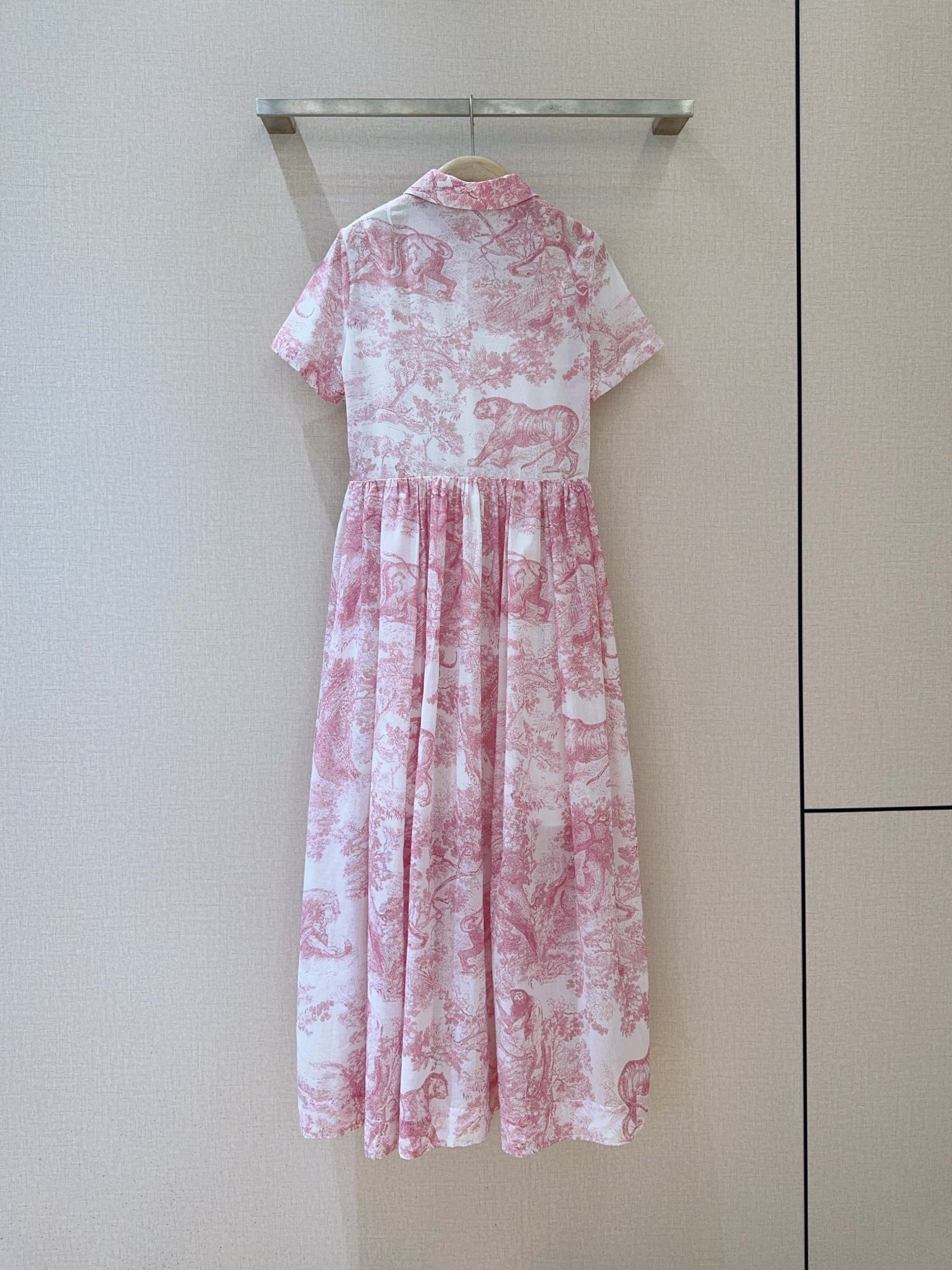 Dio*r新款推荐🆕💗……💐动物丛林系列印花连衣裙👗，纯棉材质、手感柔软细腻，中高腰缩褶大裙摆工艺、正肩