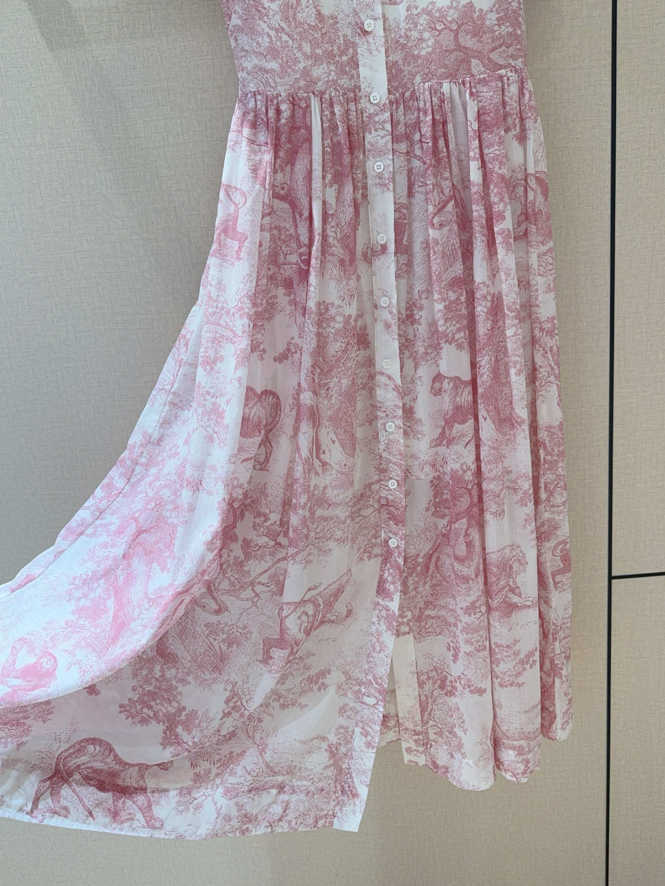 Dio*r新款推荐🆕💗……💐动物丛林系列印花连衣裙👗，纯棉材质、手感柔软细腻，中高腰缩褶大裙摆工艺、正肩